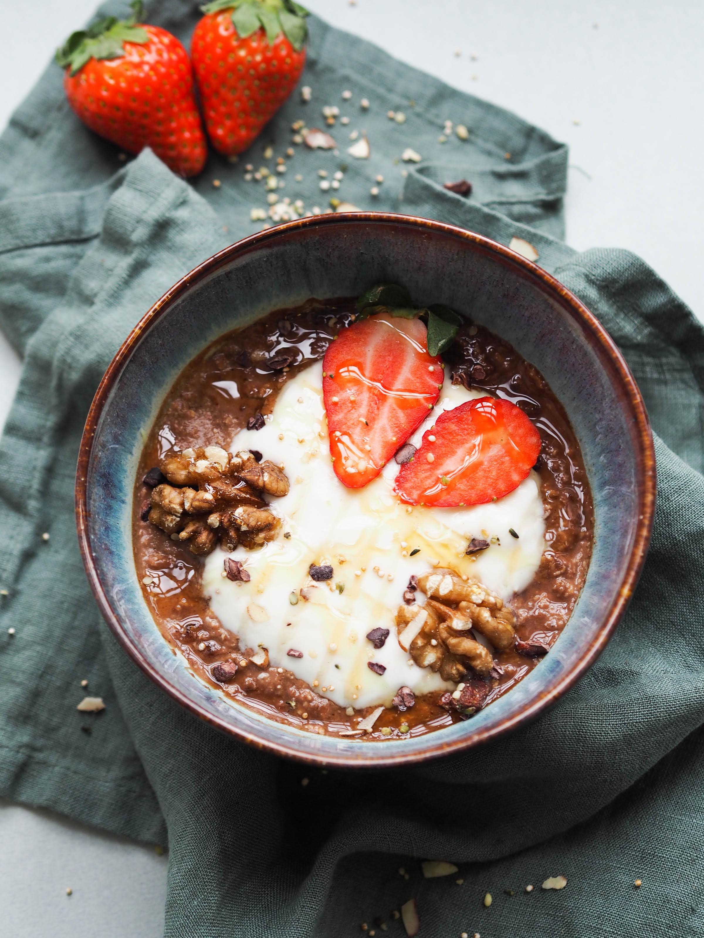 Getoppt wird die Porridge Bowl "Kakao Nuss" von Rewe mit Honig, Walnüssen, Joghurt & Kakaonibs 💯 #frühstücksbowl #rewe