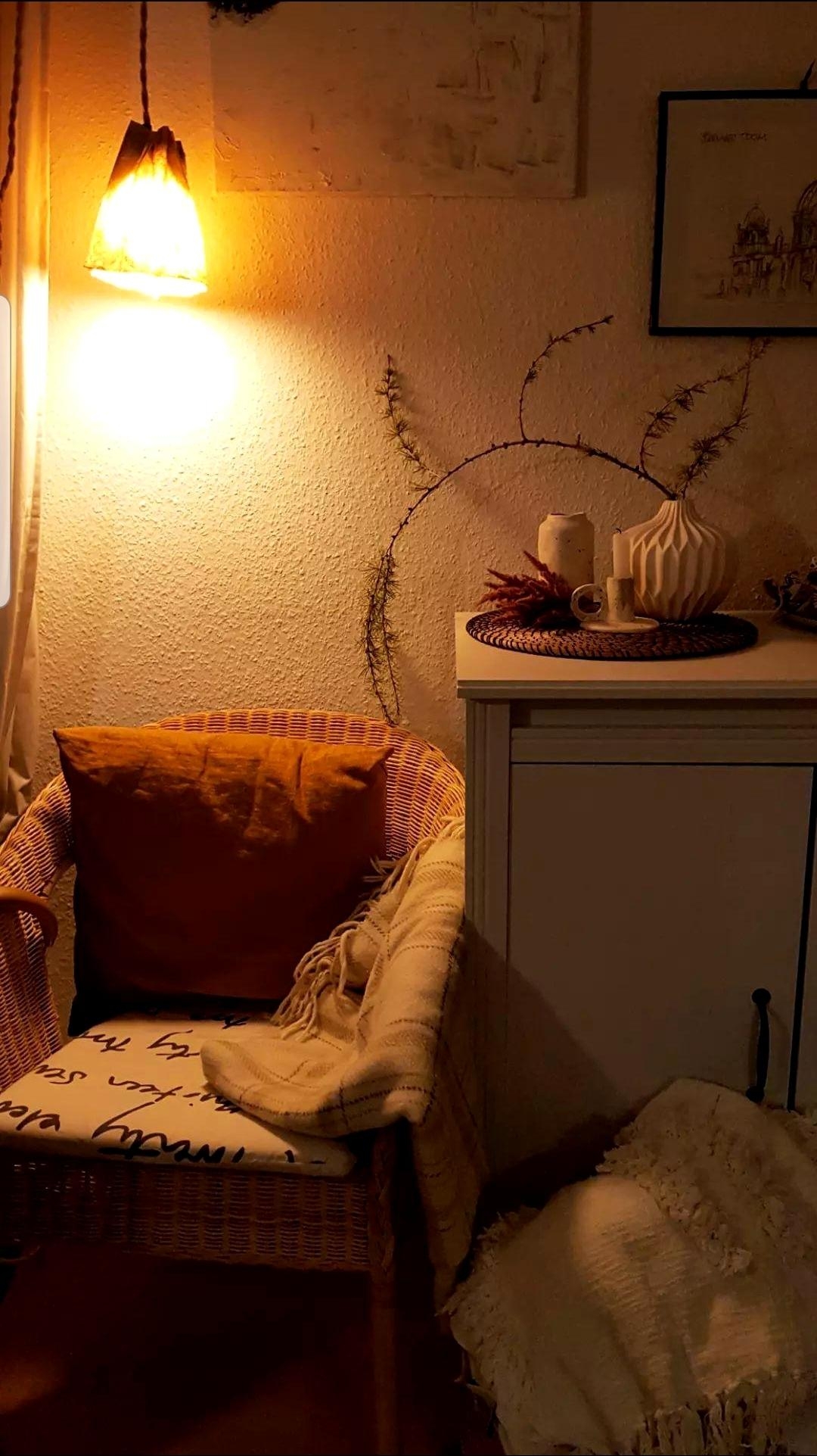 Getting cozy ☆ in der #Leseecke
#herbst im #wohnzimmer mit #zweig in der neuen #Flohmarkt #Vase vom Gemeindebazar - liebe den #Origami #Style :) 