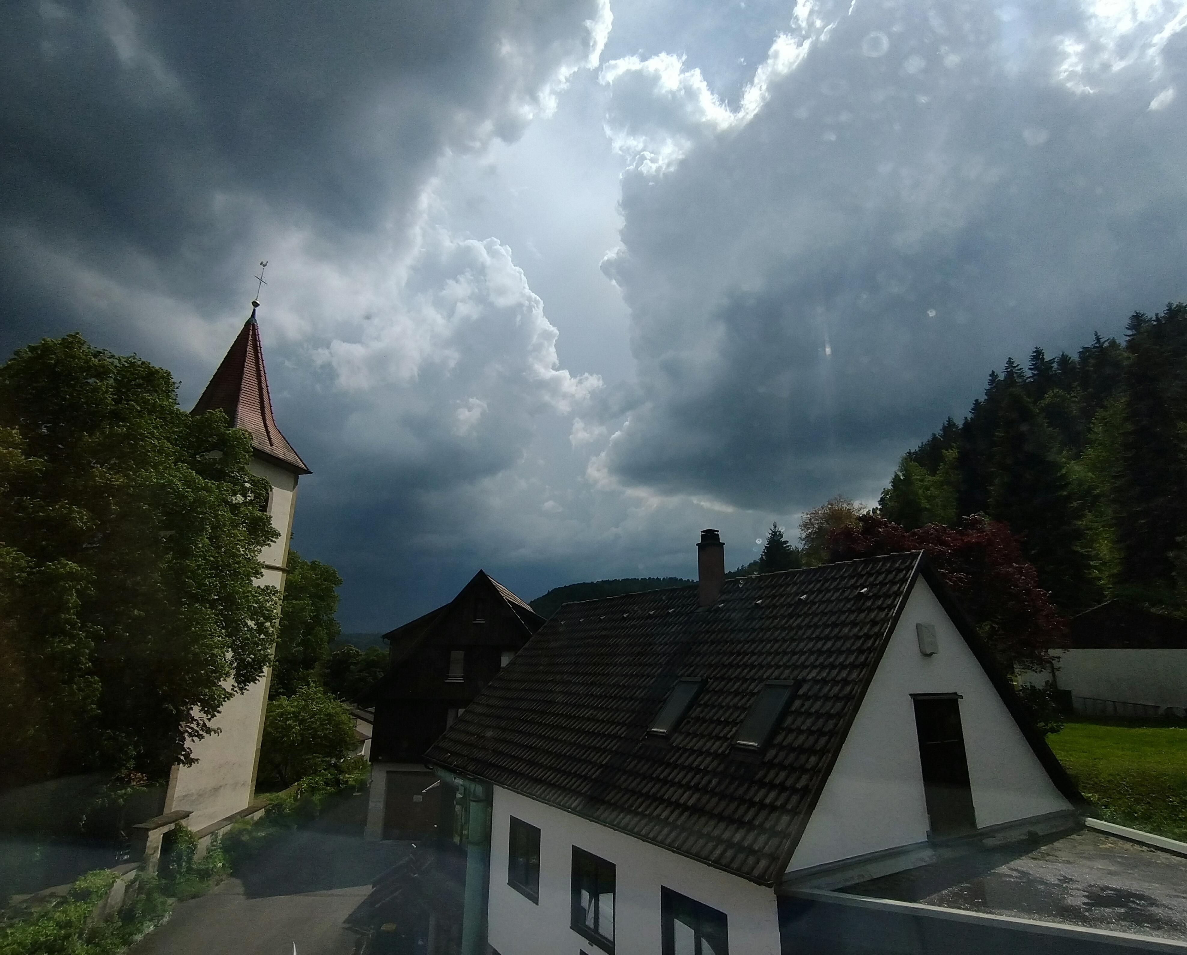 Gewitteralarm #ausblick #wohnzimmerfenster #kirche #himmel #weitwinkelbild