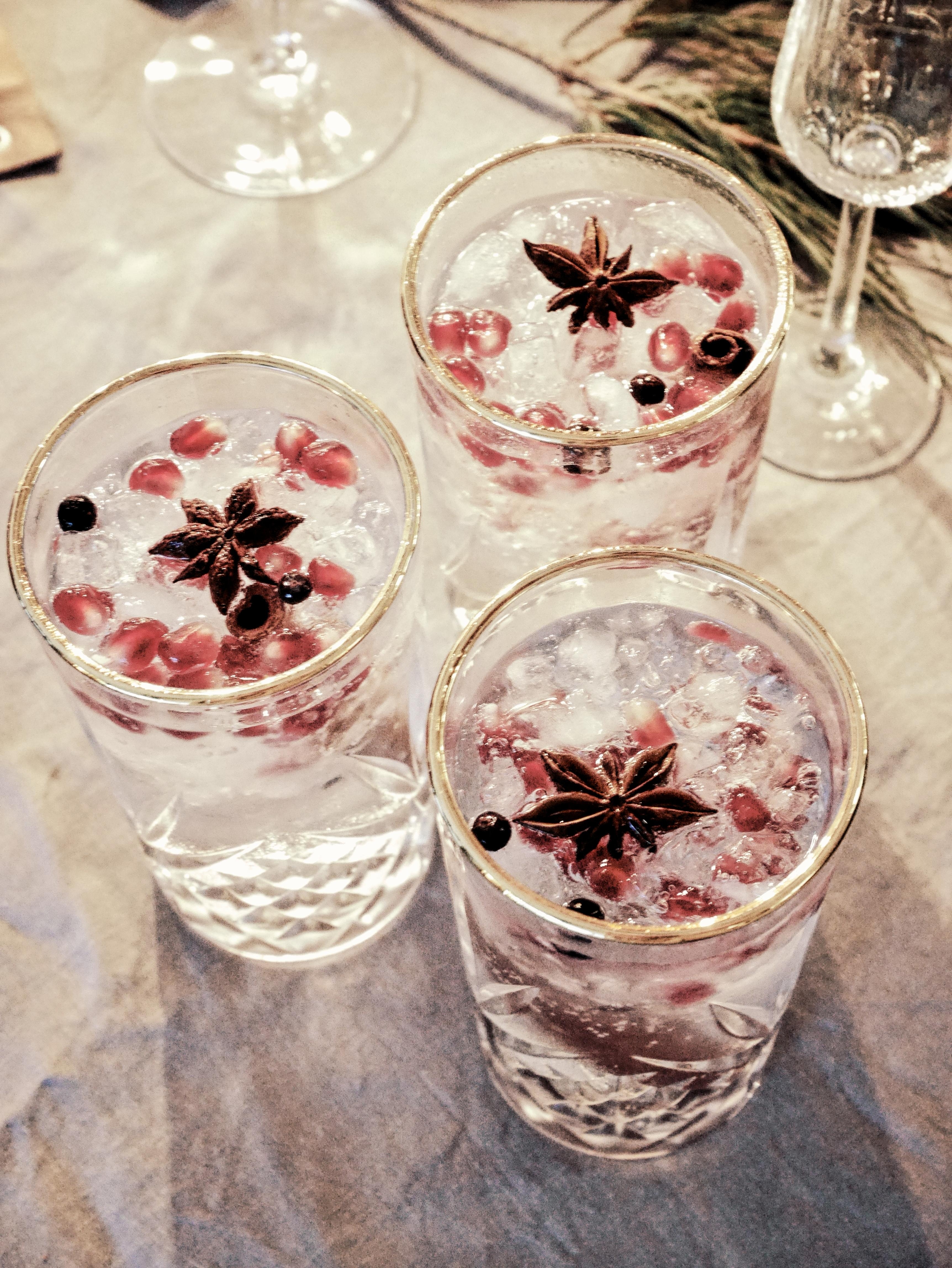 Gin-Tonic mit Granatapfel, Wacholderbeeren und Sternanis #silvesterdrink #silvesterdeko #tischdekosilvester