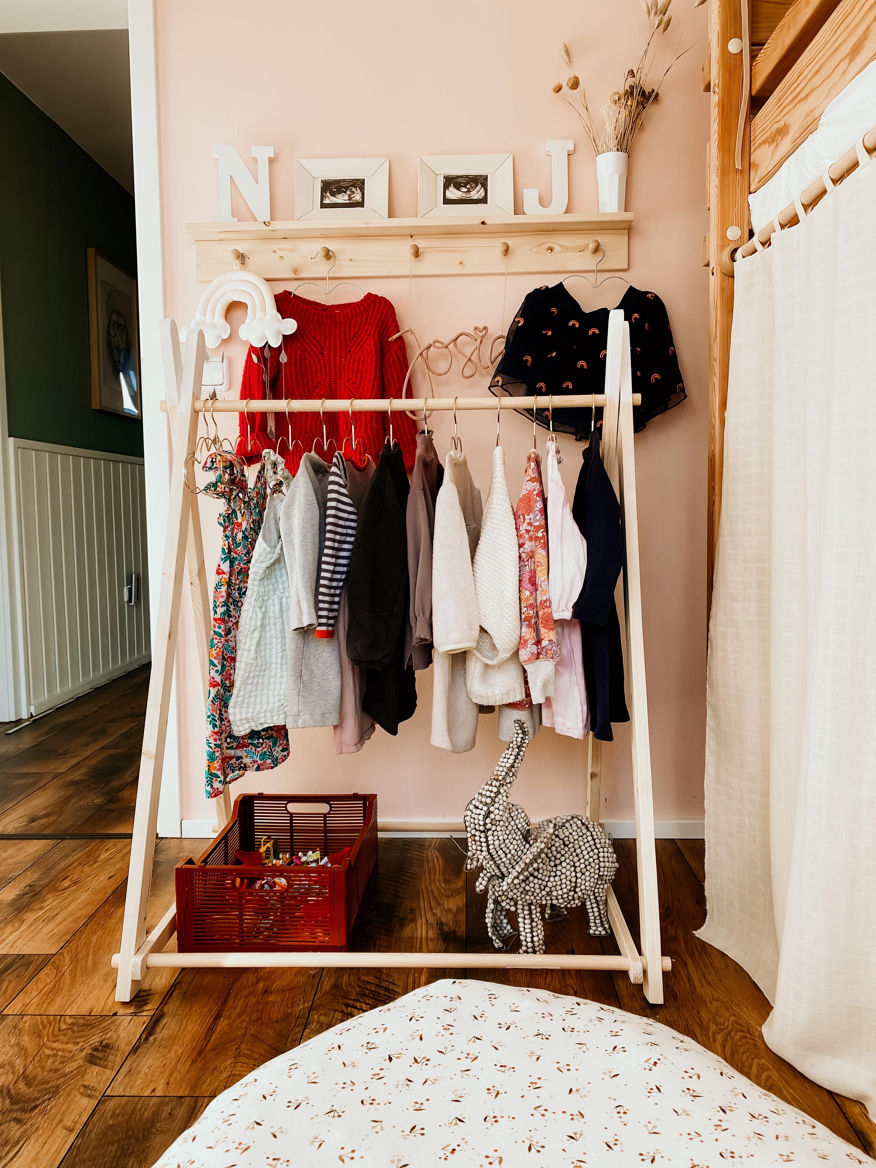 Girls room wouldn’t be complete without their own dress corner DIY shelf and hanger #mädchengarderobe #diyshelf 