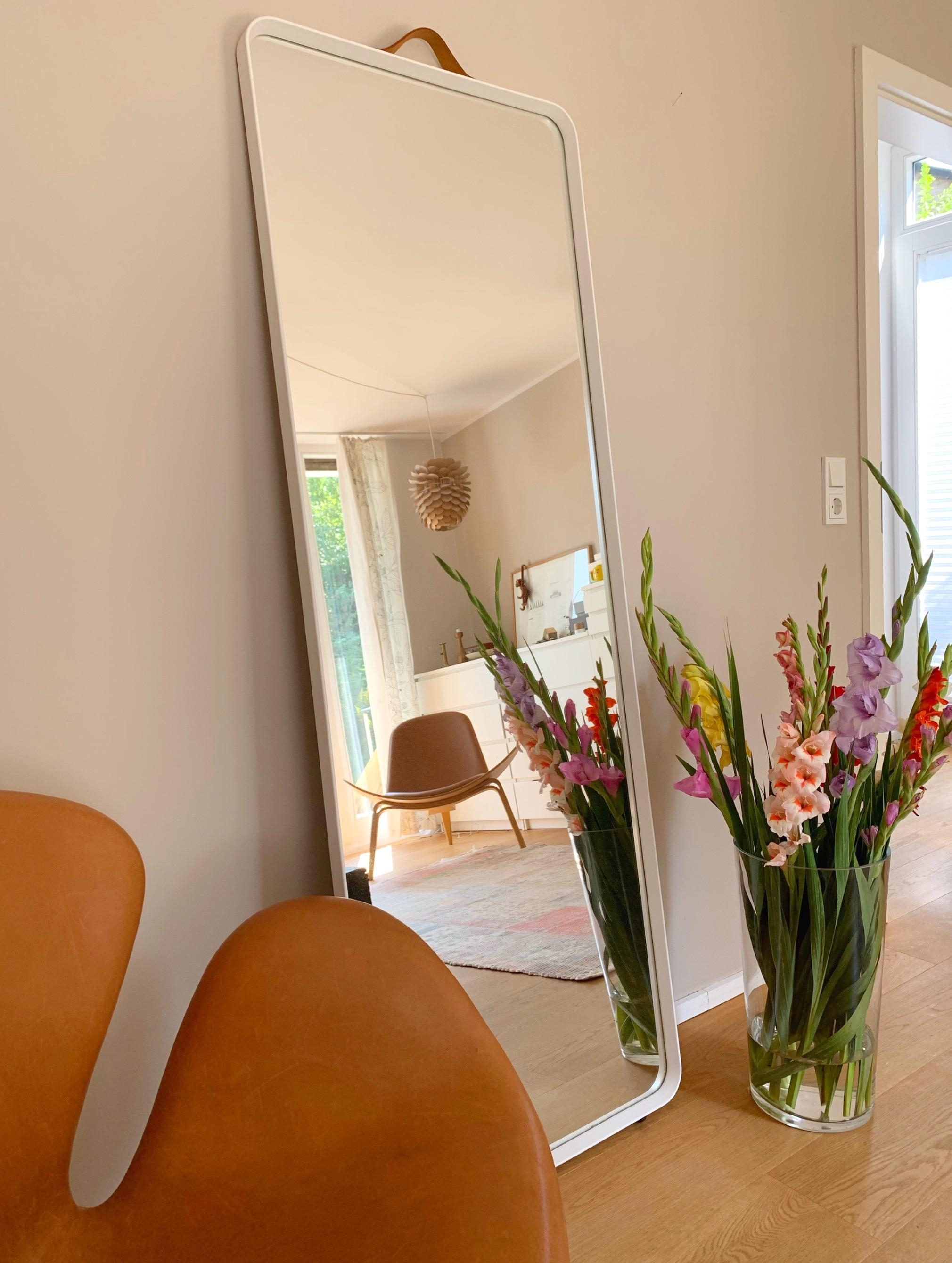 Gladiolen im Schlafzimmer 
#scandistyle #spiegel #hyggehome #freshflowers #bedroom #couchliebt