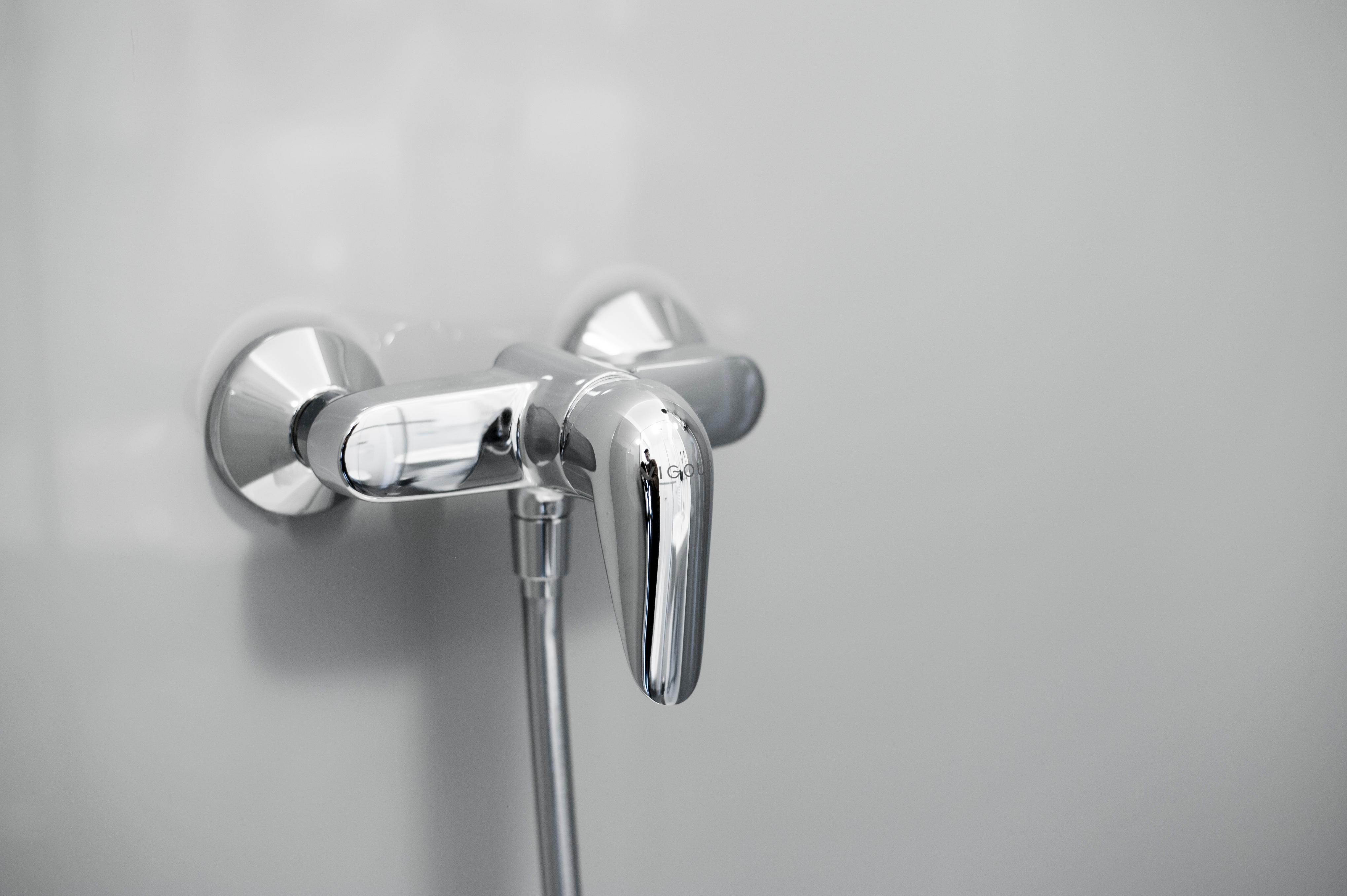 Glas Dusche rückseitig grau lackiert als Duschrückwand #badezimmer #laminat #duschrückwand ©Layerprint.de