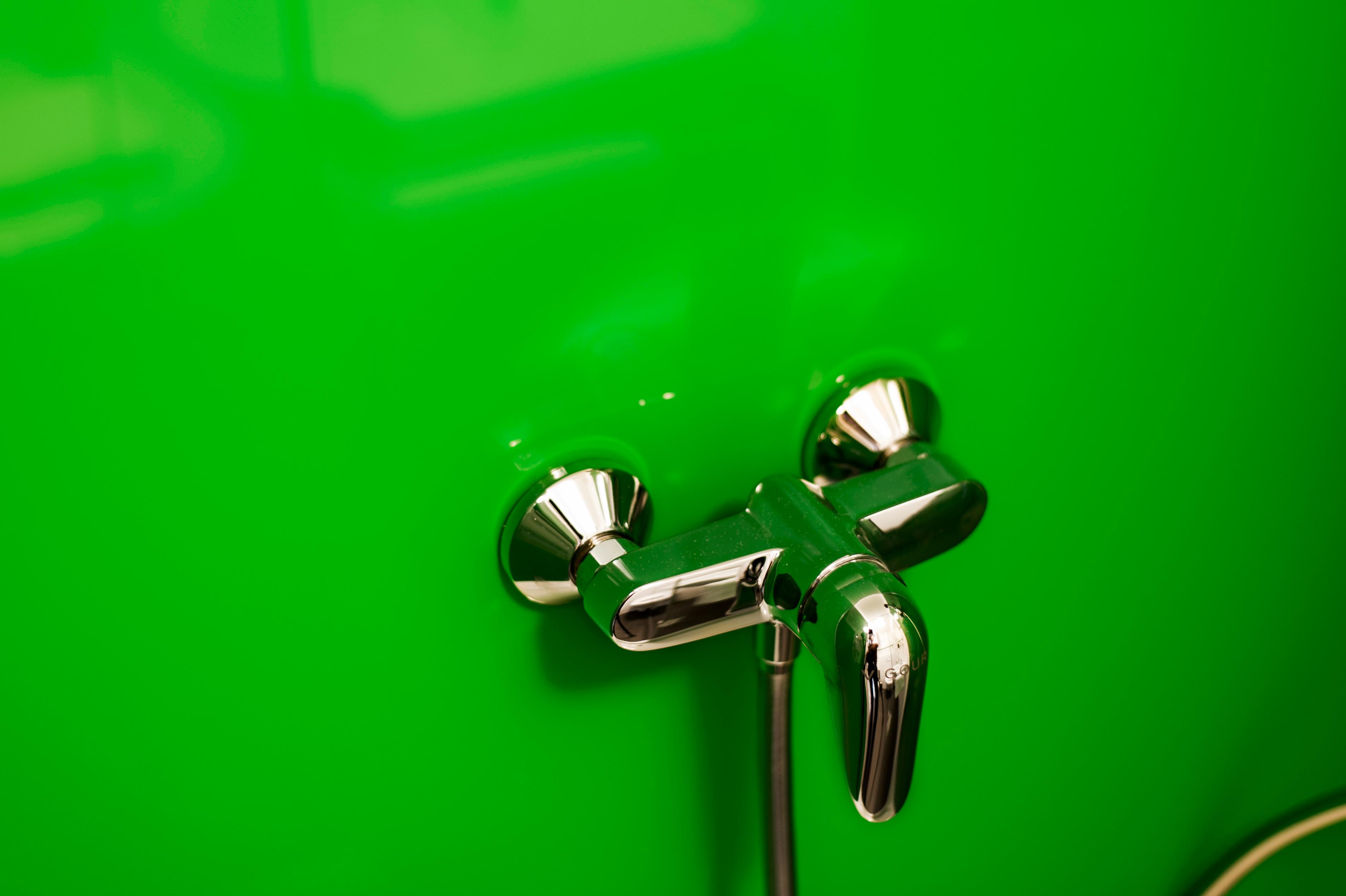 Glas Dusche rückseitig grün lackiert als Duschrückwand #badezimmer #laminat #duschrückwand ©Layerprint.de