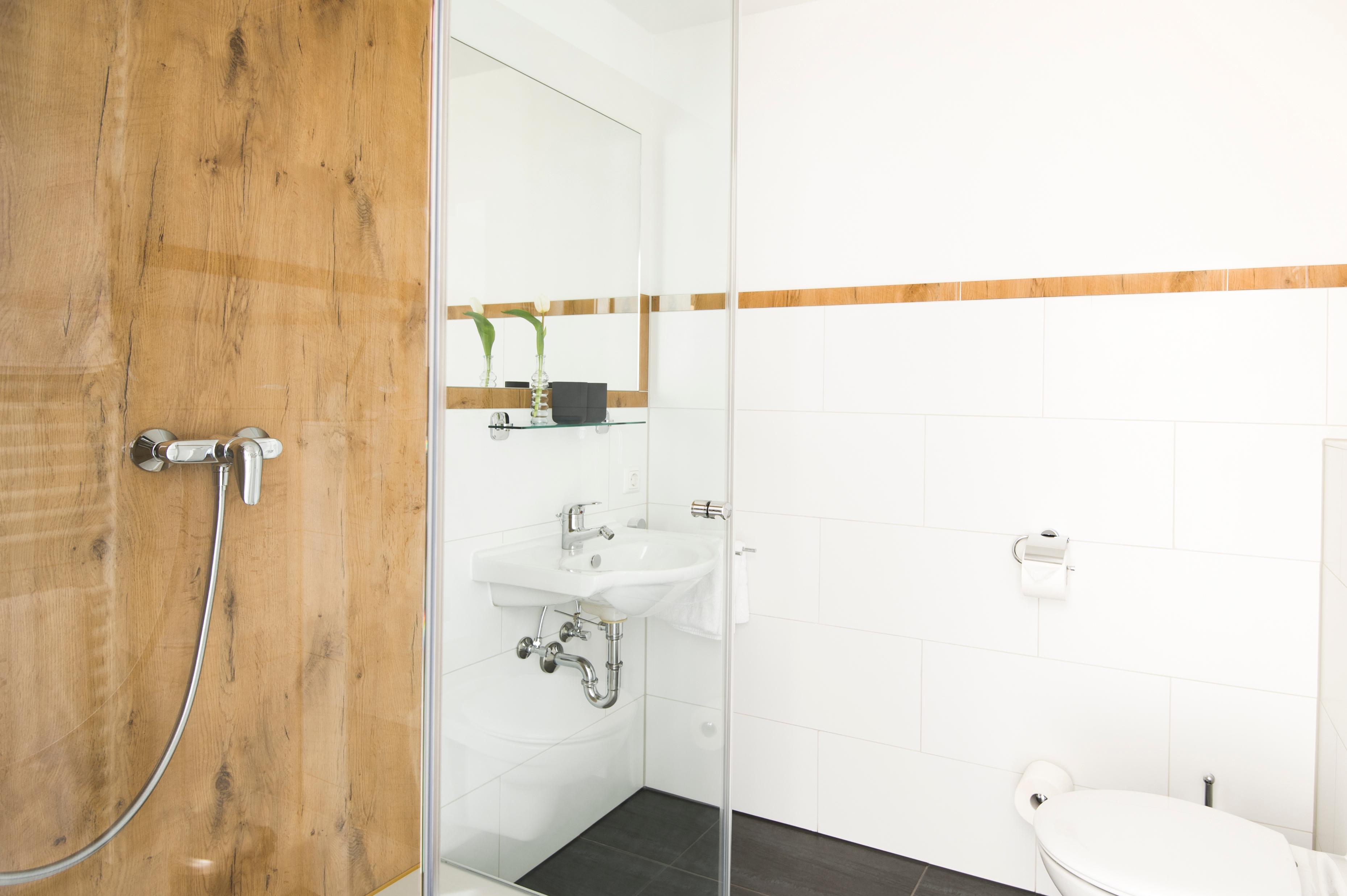Glas Laminat Badezimmer mit Eichenoptik #badezimmer #laminat #duschrückwand ©Layerprint.de