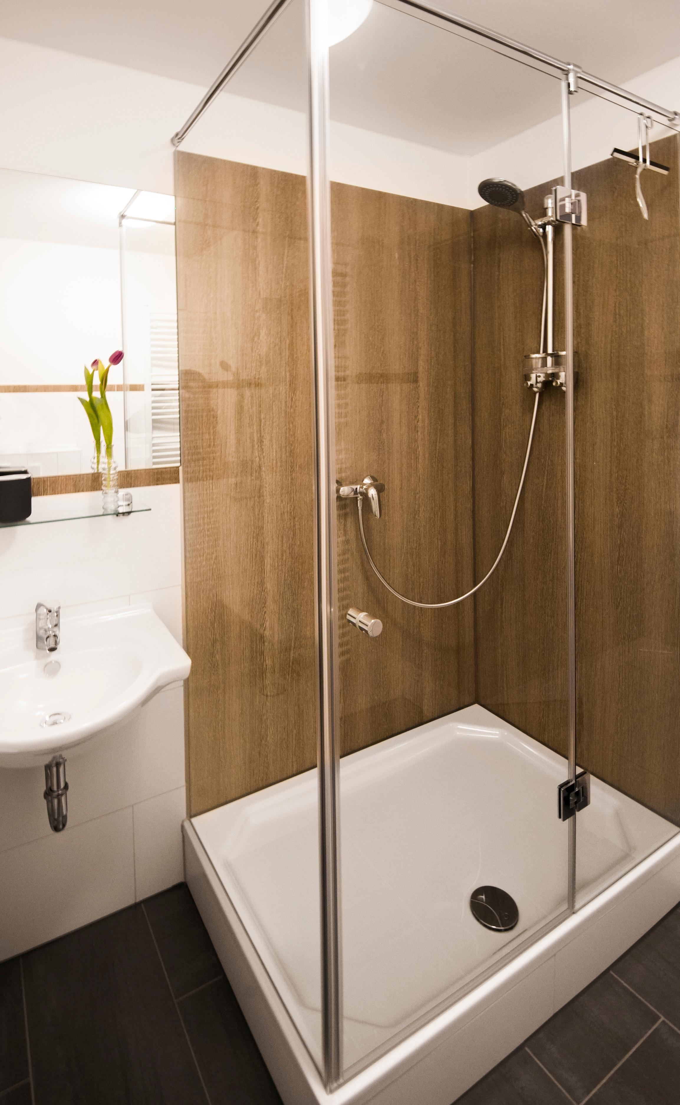 Glas Laminat Dusche mit Dekor "Wenge Sonoma" als Duschrückwand #badezimmer #laminat #duschrückwand ©Layerprint.de