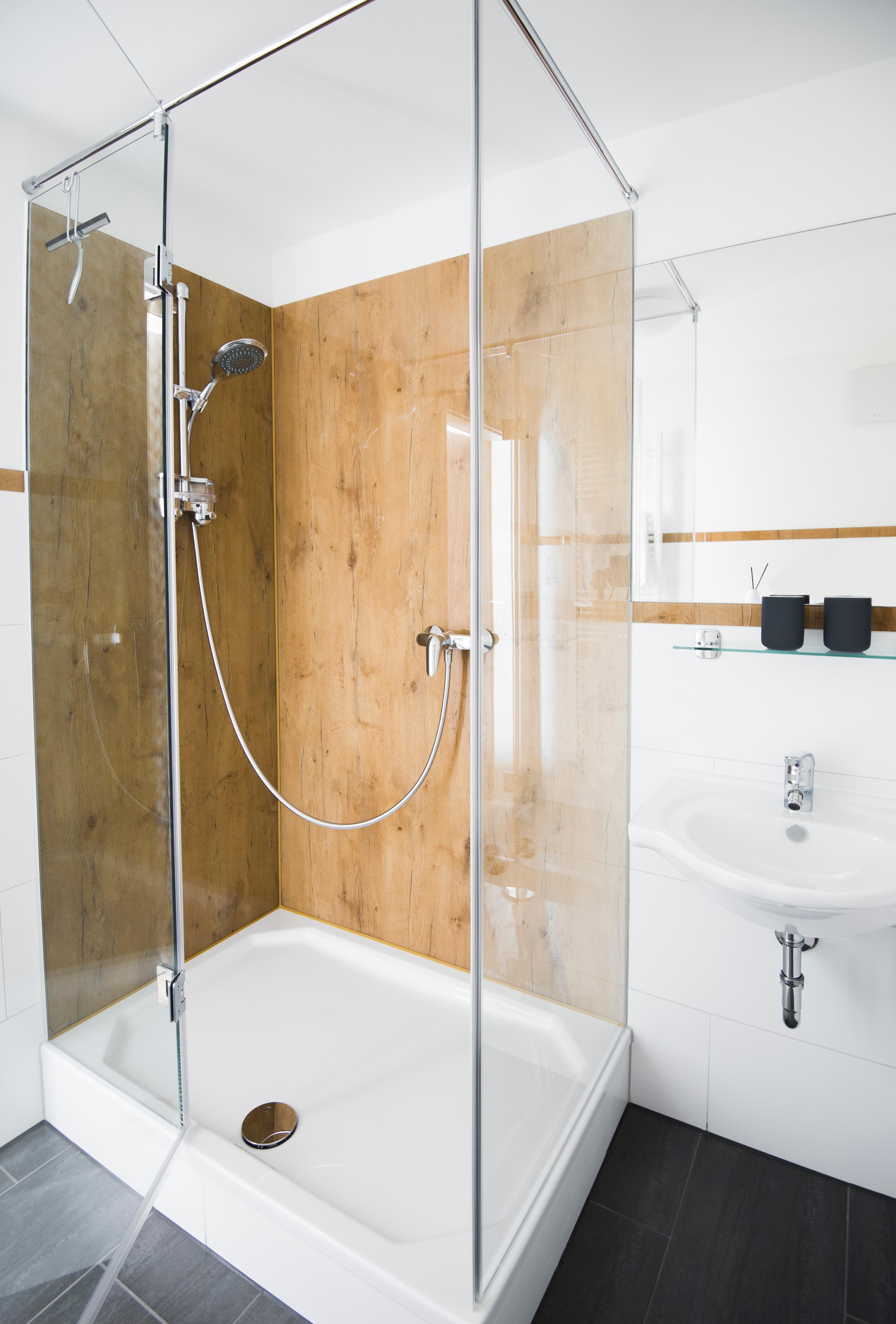Glas Laminat Dusche mit Eichenoptik als Duschrückwand #badezimmer #laminat #duschrückwand ©Layerprint.de