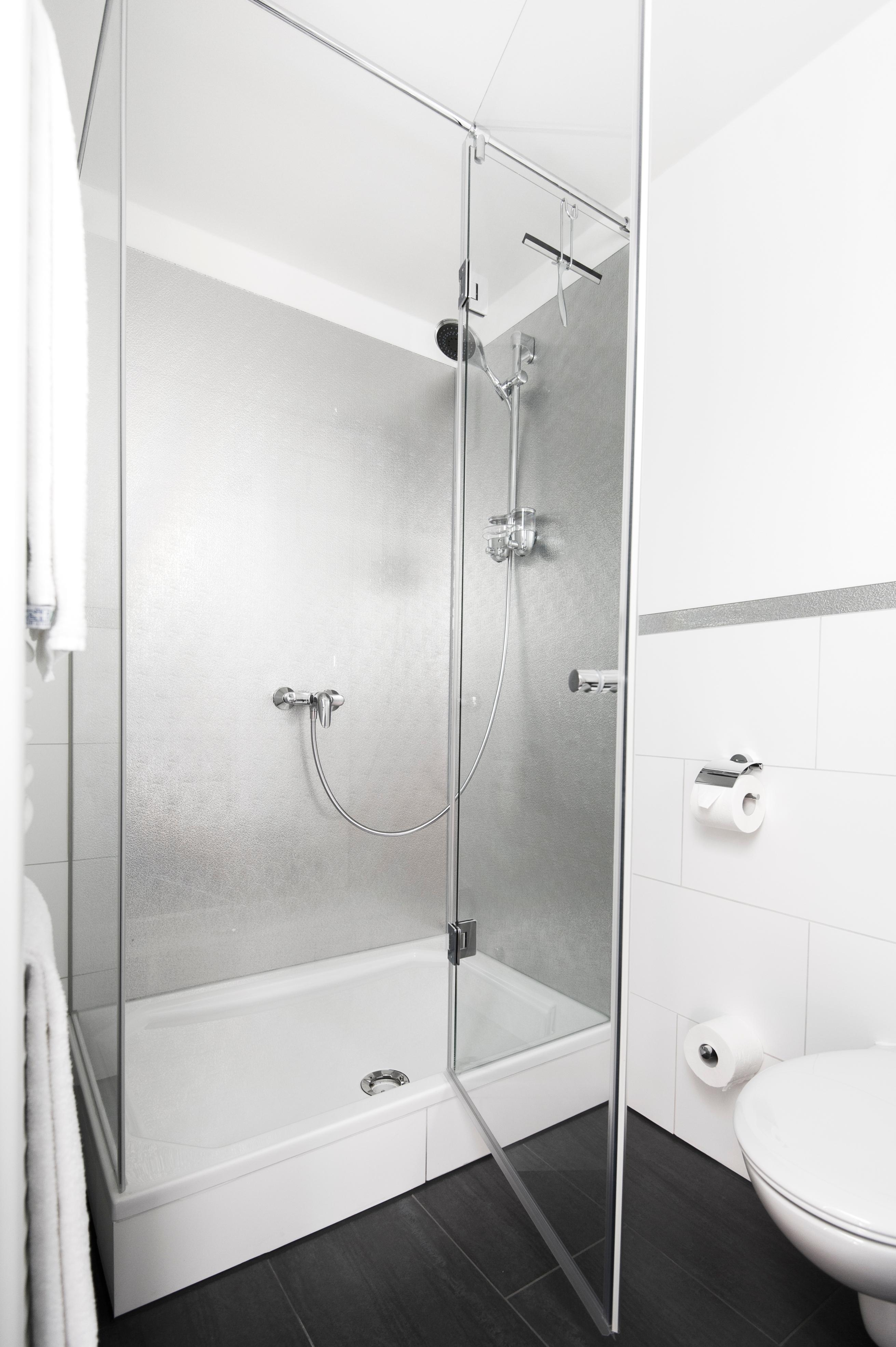 Glas Laminat Dusche mit galvanisiertem Metal als Duschrückwand #badezimmer #laminat #schiefer #duschrückwand ©Layerprint.de