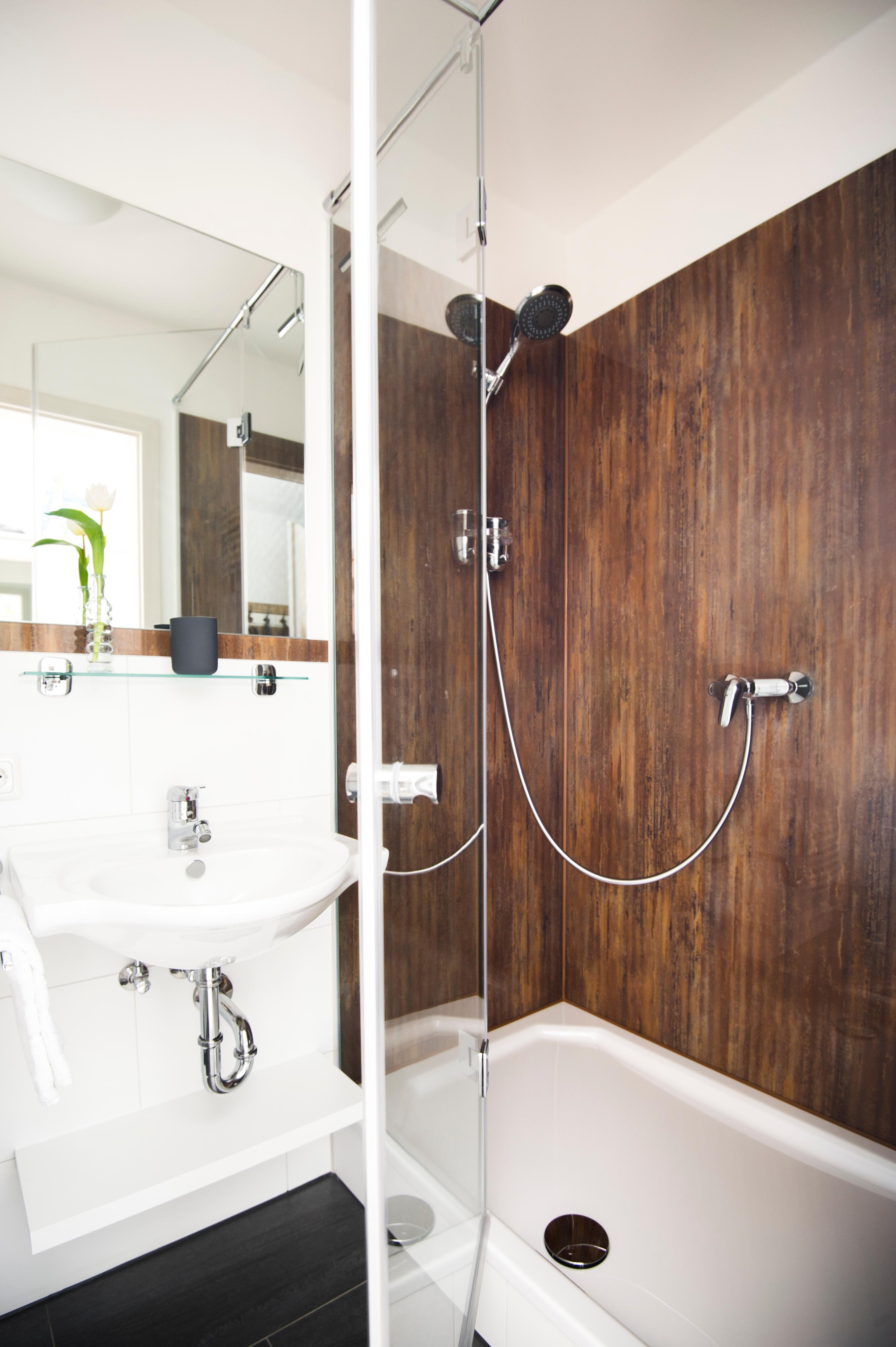 Glas Laminat Dusche mit Rostoptik als Duschrückwand #badezimmer #laminat #schiefer #duschrückwand ©Layerprint.de