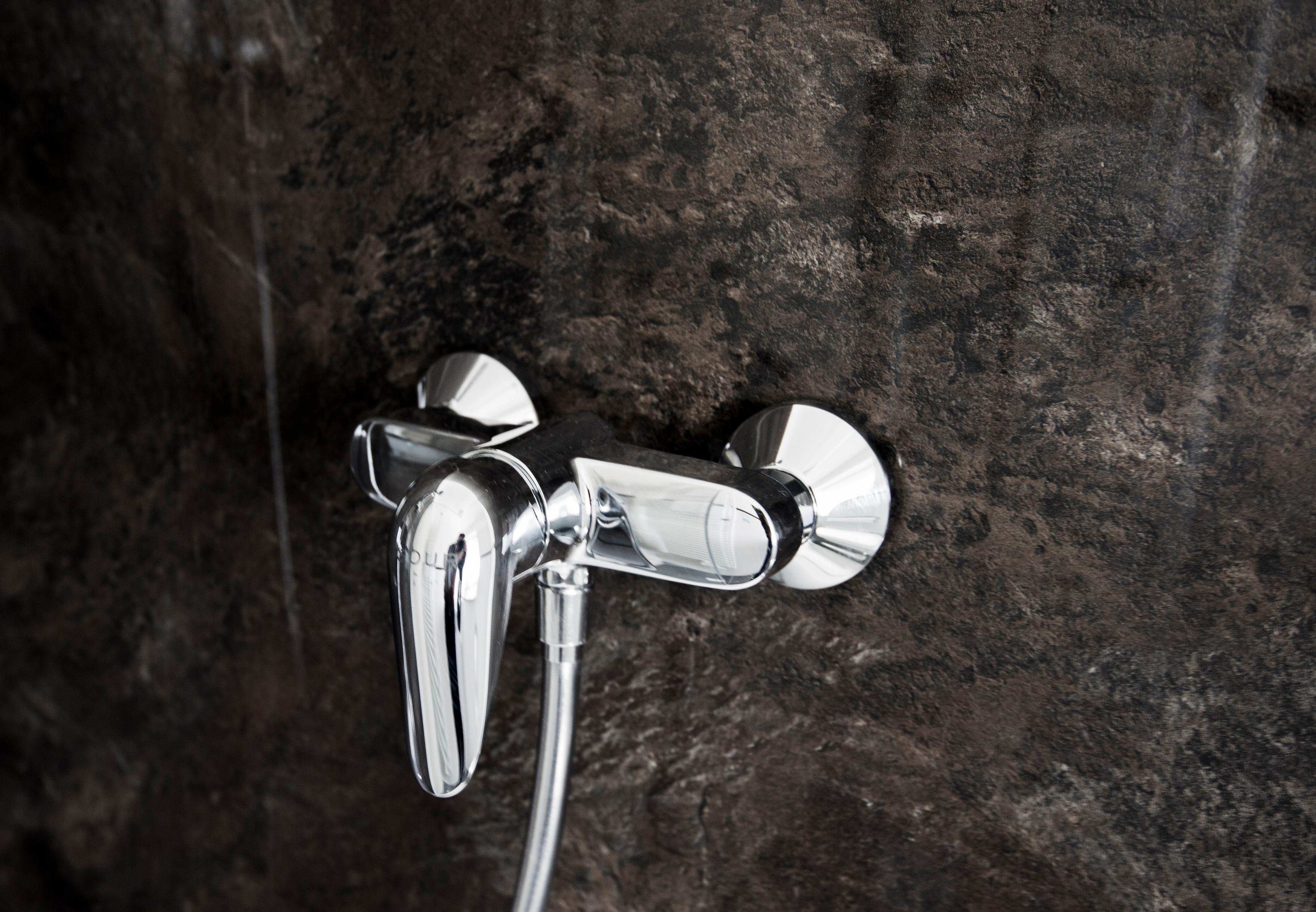 Glas Laminat Dusche mit Schieferoptik als Duschrückwand #badezimmer #laminat #schiefer #duschrückwand ©Layerprint.de