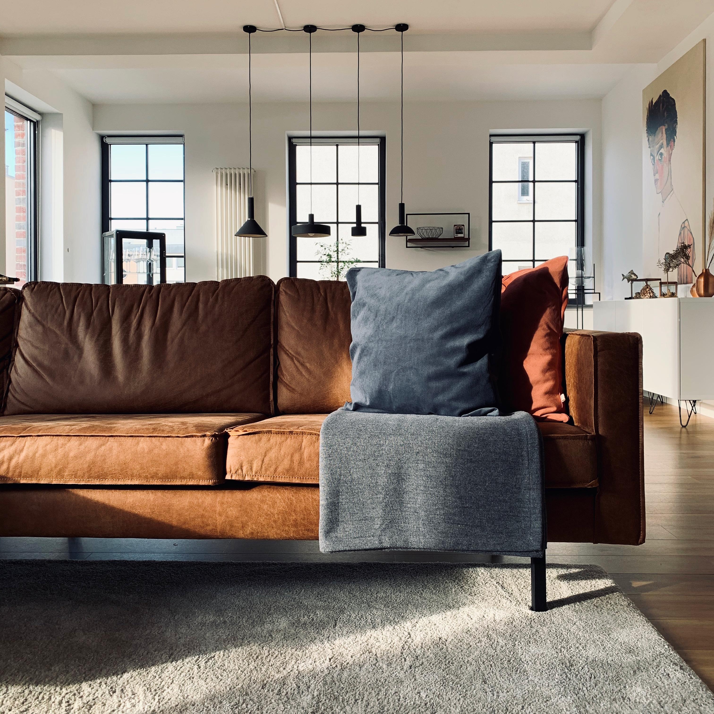 Gleich gibts Kaffee und Kuchen auf der Couch. Habt einen schönen Nachmittag 🍁☀️

#couchstyle #ledercouch #wohnzimmer