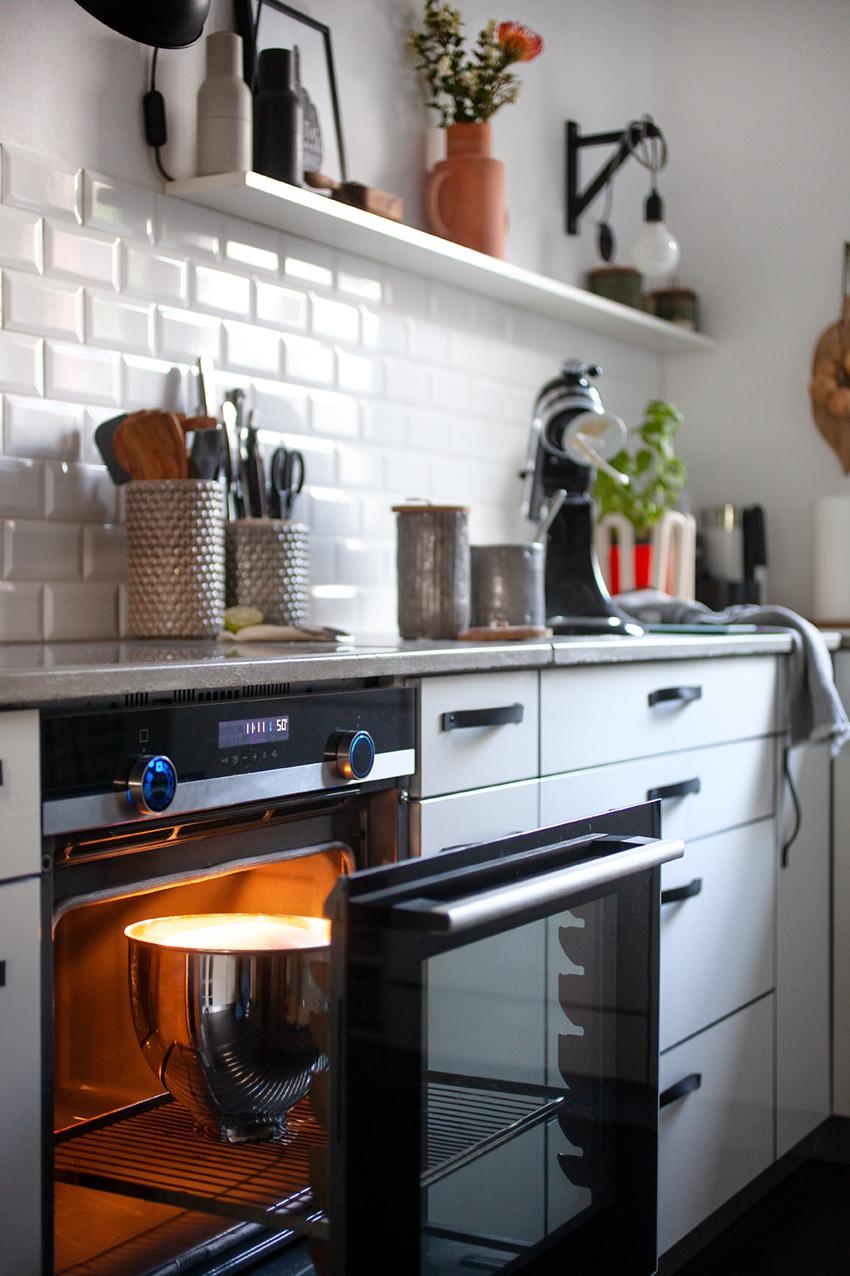 Gleich ist der Ofen so was von aus!!!

#Küche #Backen #Metrofliesen #Küchenaccessoires