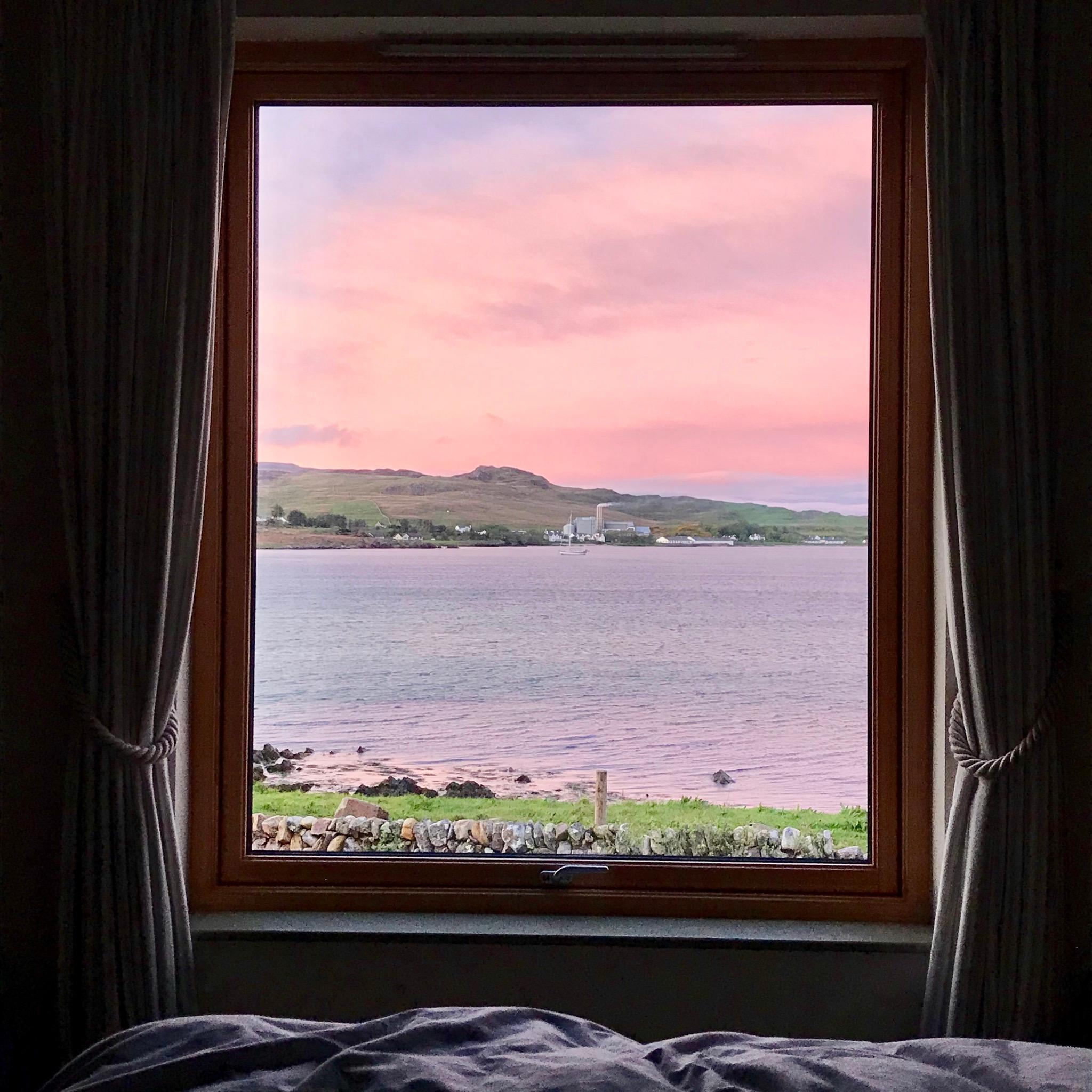 Gleiches Bett, gleiche Aussicht, andere Uhrzeit. Islay, Schottland
#travelchallenge #meinschönsterurlaub #nofilter
