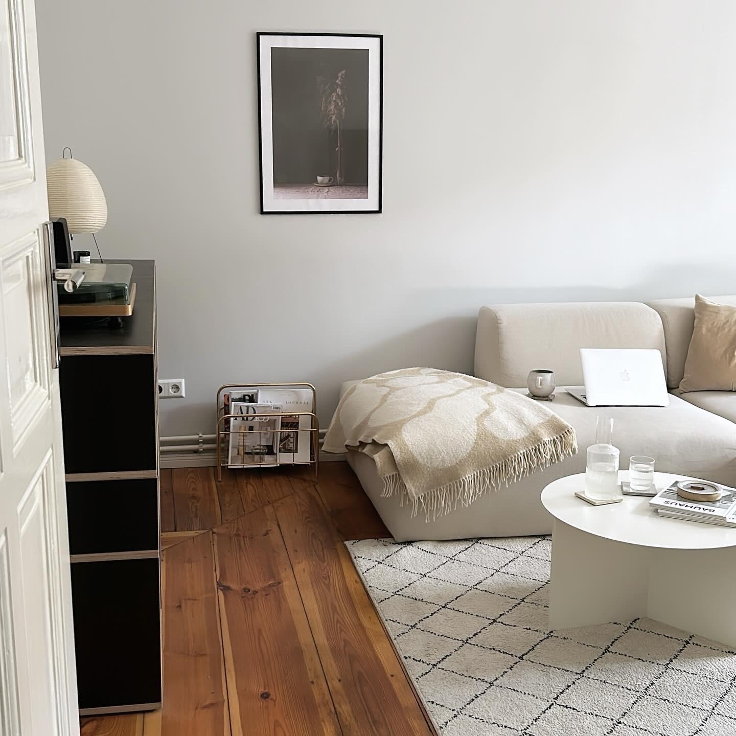 glimpse into the living room
#minimal #livingroom #simple #altbauliebe #neutral
