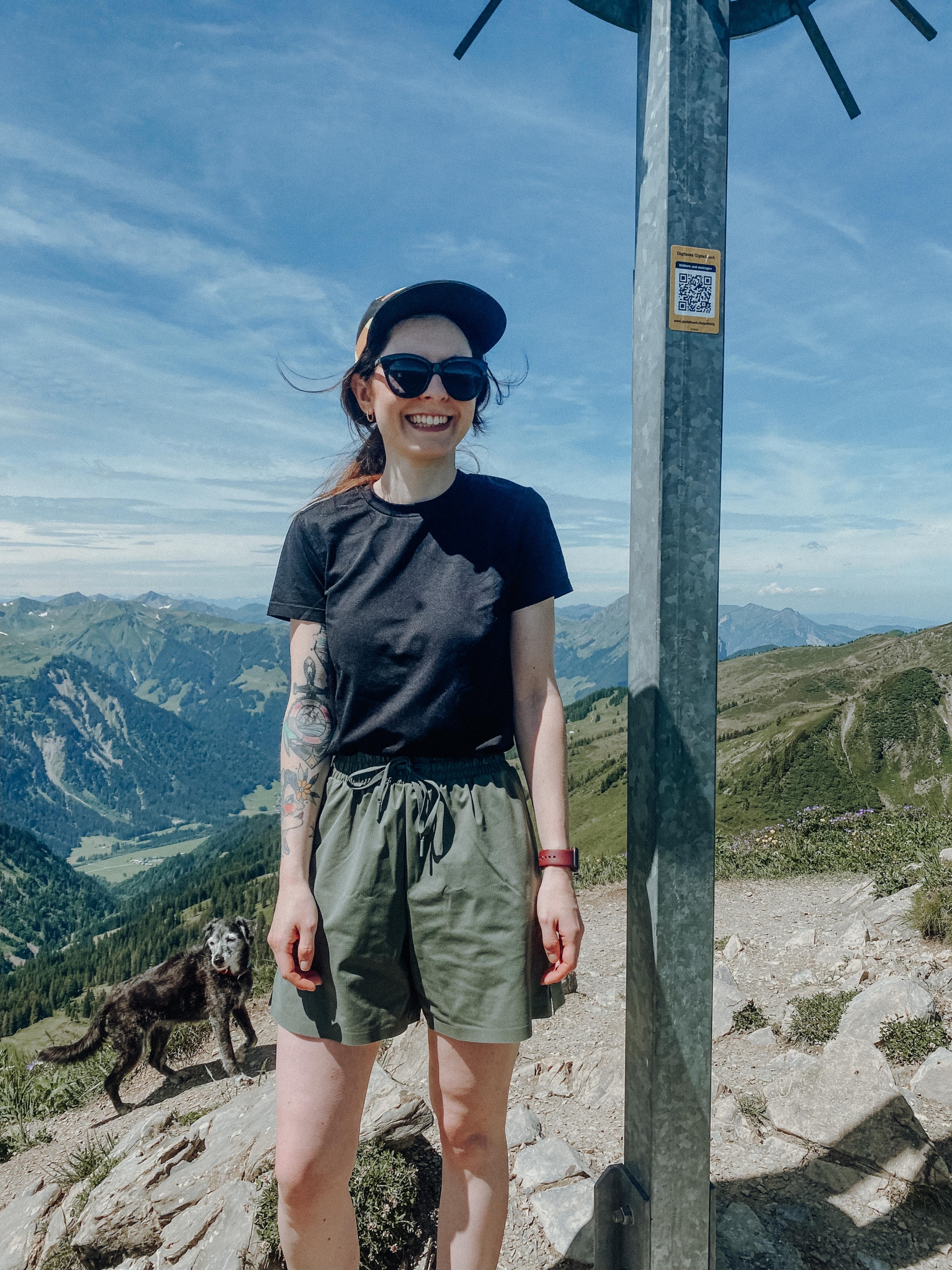 Glücklich auf dem Gipfel ⛰#bergliebe #wandern #allgäu #kleinwalsertal