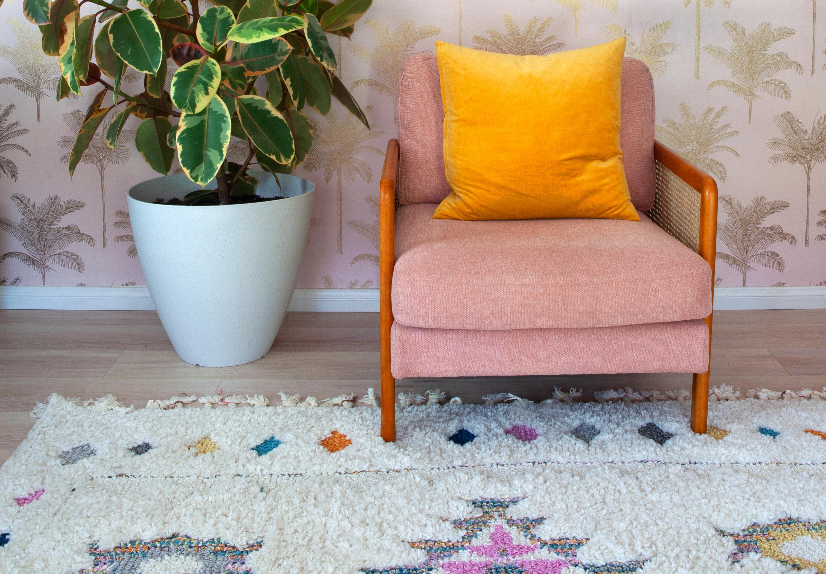 Goldene Palmen, rose und Flauschteppich. #wohnzimmerliebe #aussiestyle #couchstyle