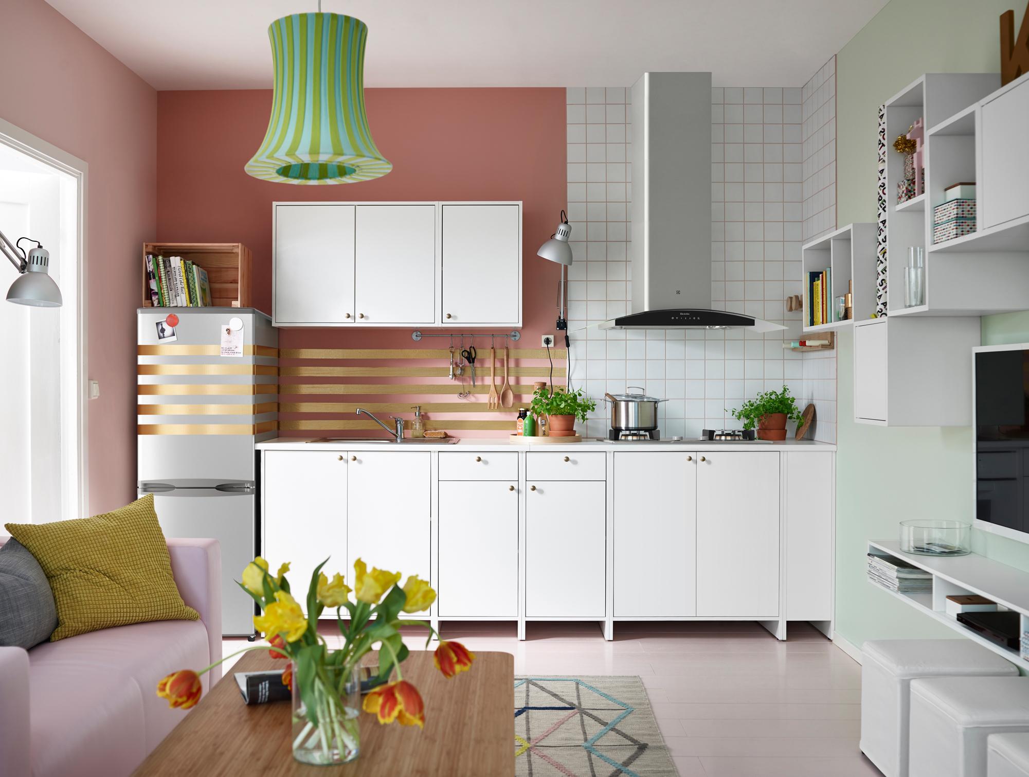 Goldstreifen als Wanddeko #küche #wohnzimmer #ikea #pendelleuchte #rosafarbenessofa #zimmergestaltung ©Inter IKEA Systems B.V.