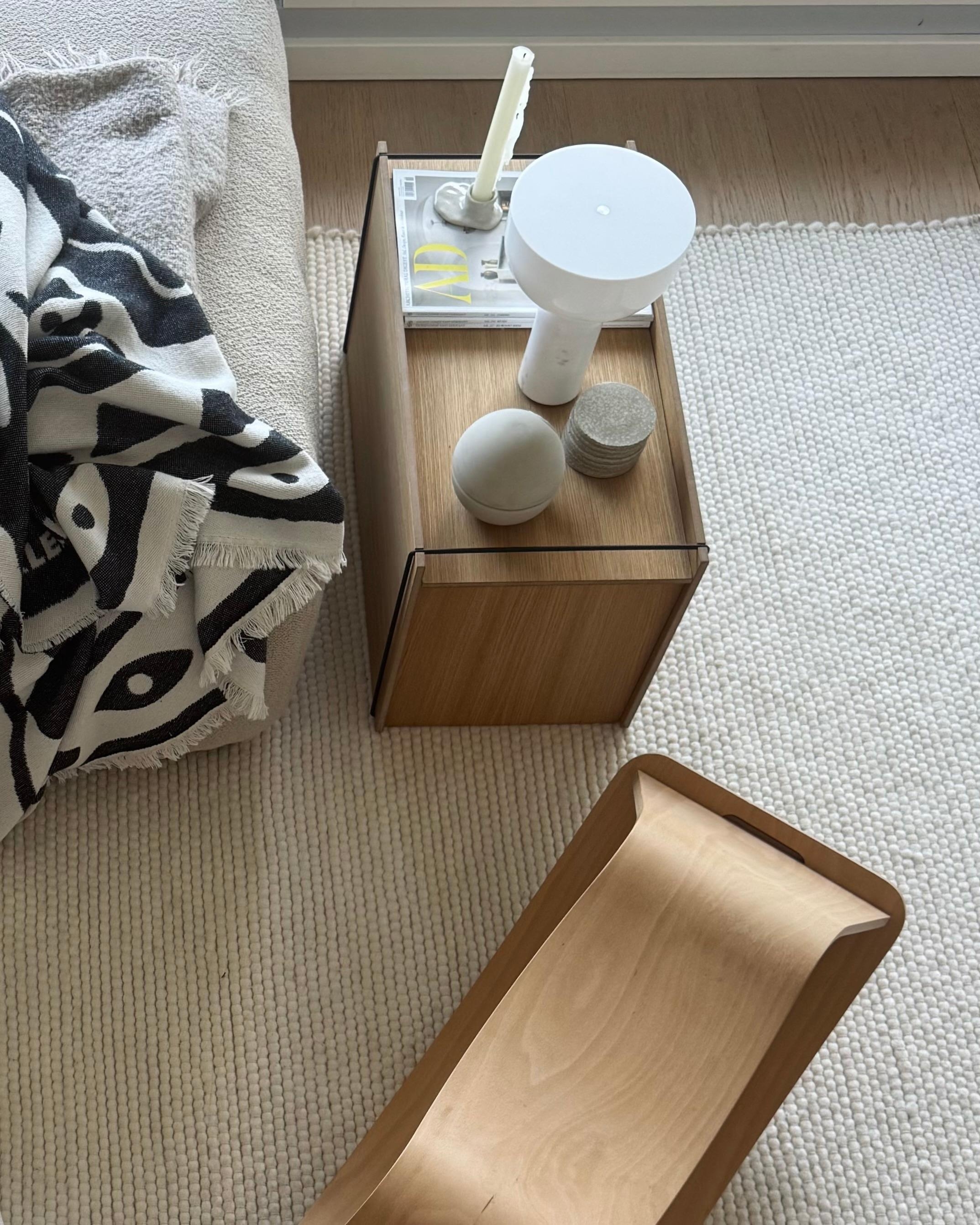 Good morning ☕️
Noch alles ruhig hier...jetlag hits hard diesmal...😵‍💫
#wohnzimmer #beistelltisch #decke #lebenmitkindern #holz #couch #lampe 