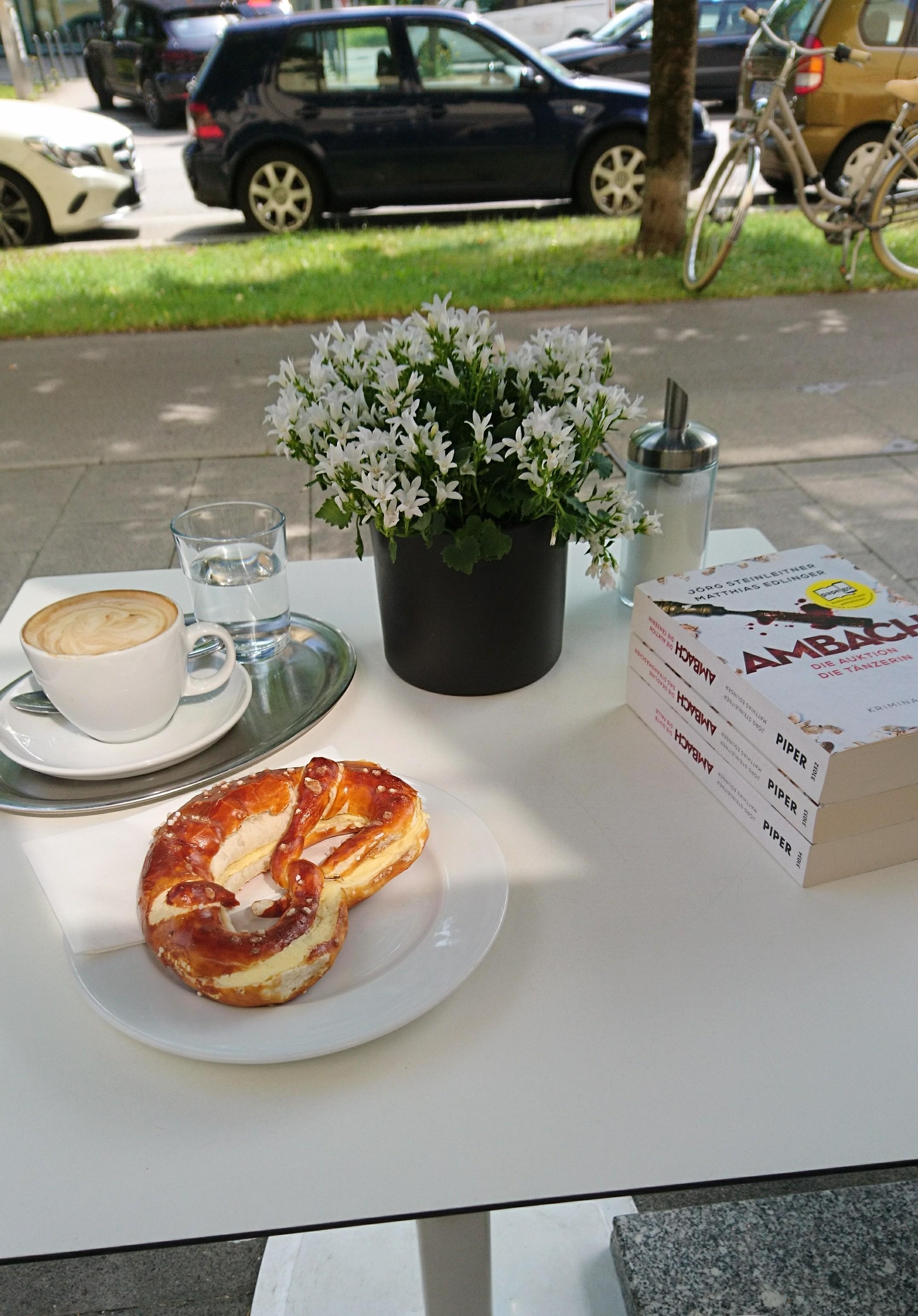 Good Vibes only
& coffee of course ☀️📚☕

#BavarianBreakfast
#BayrischeKriminalromanReihe
#Lieblingsplatz #München 