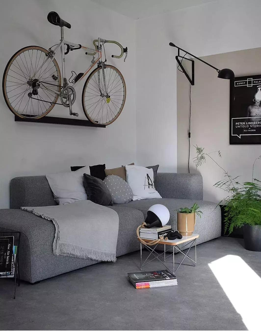 Grau, schwarz und beige...genau so mag ich es.
#livingroom #sofa #wall #wohnzimmer fast #monochrom