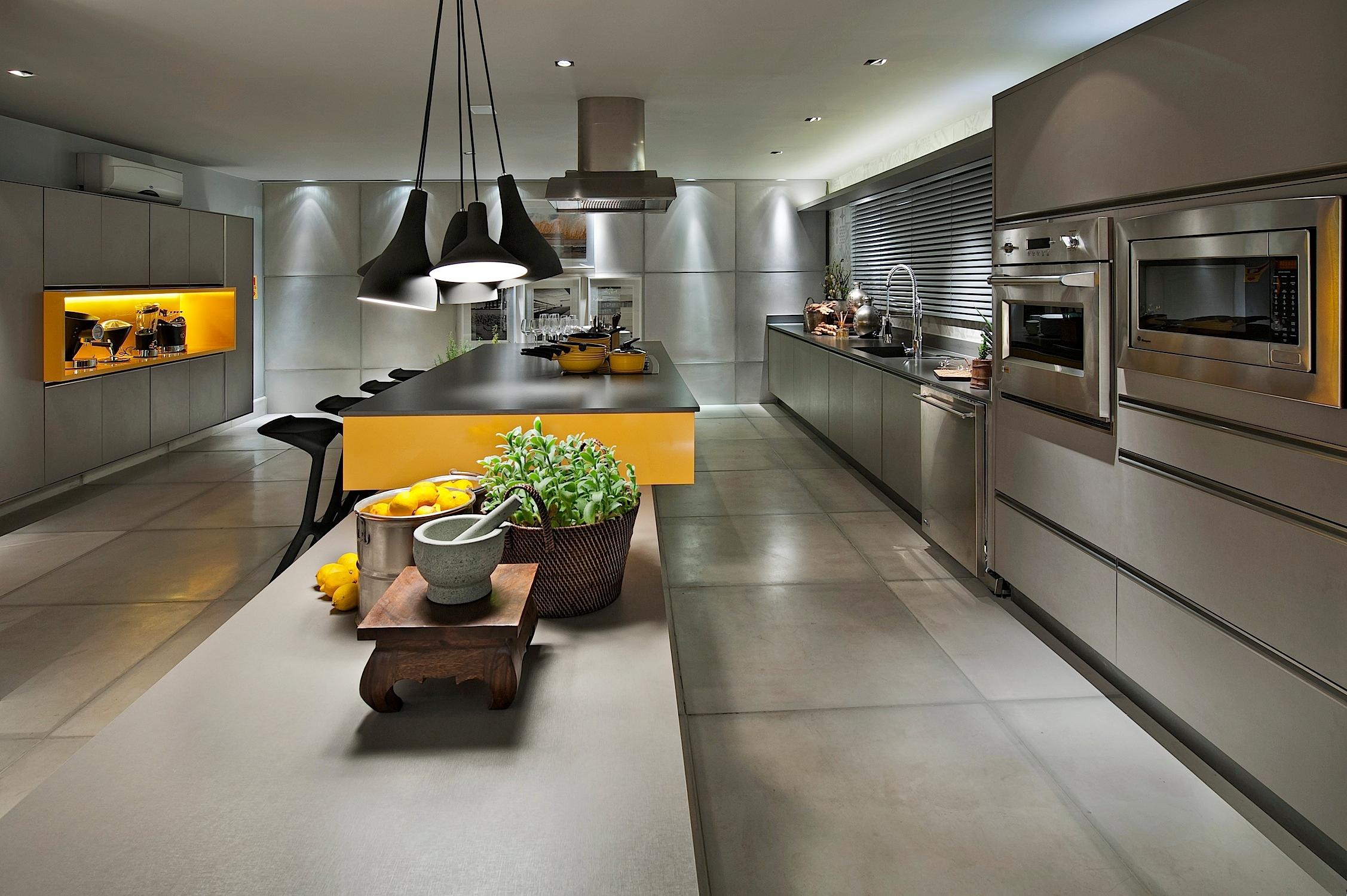 Graue Küche #kamin #hängeleuchte #grauefliesen #graueküche ©Cosentino