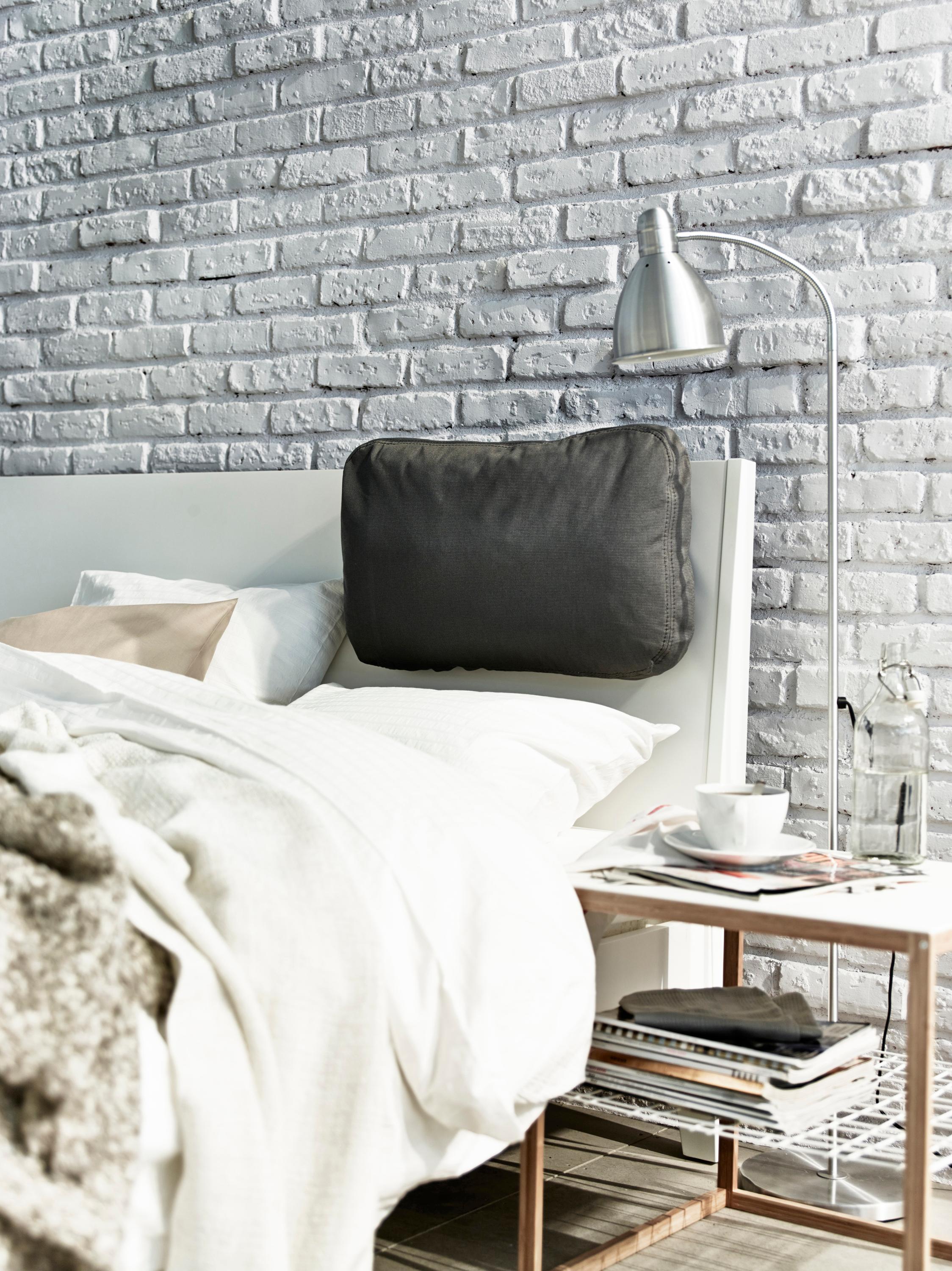 Graue Steinwand im Schlafzimmer #bett #stehlampe #kissen #ikea #steinwand #grauesteinwand ©Inter IKEA Systems B.V.