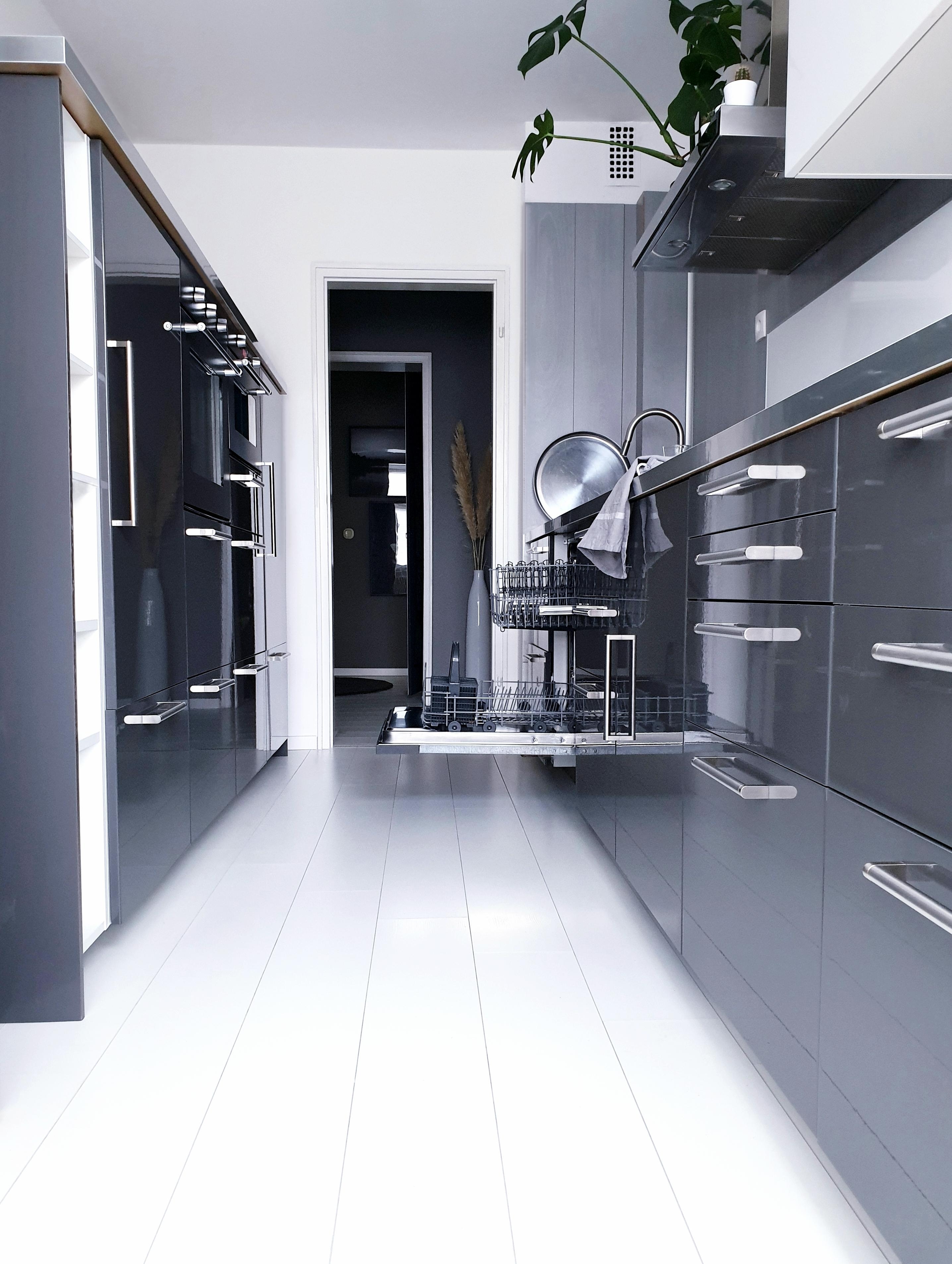 Grauer (Alp-) Traum?!
#küche #kitchen #interior #greyinterior #küchenzeile #grey #white #küchenschrank 