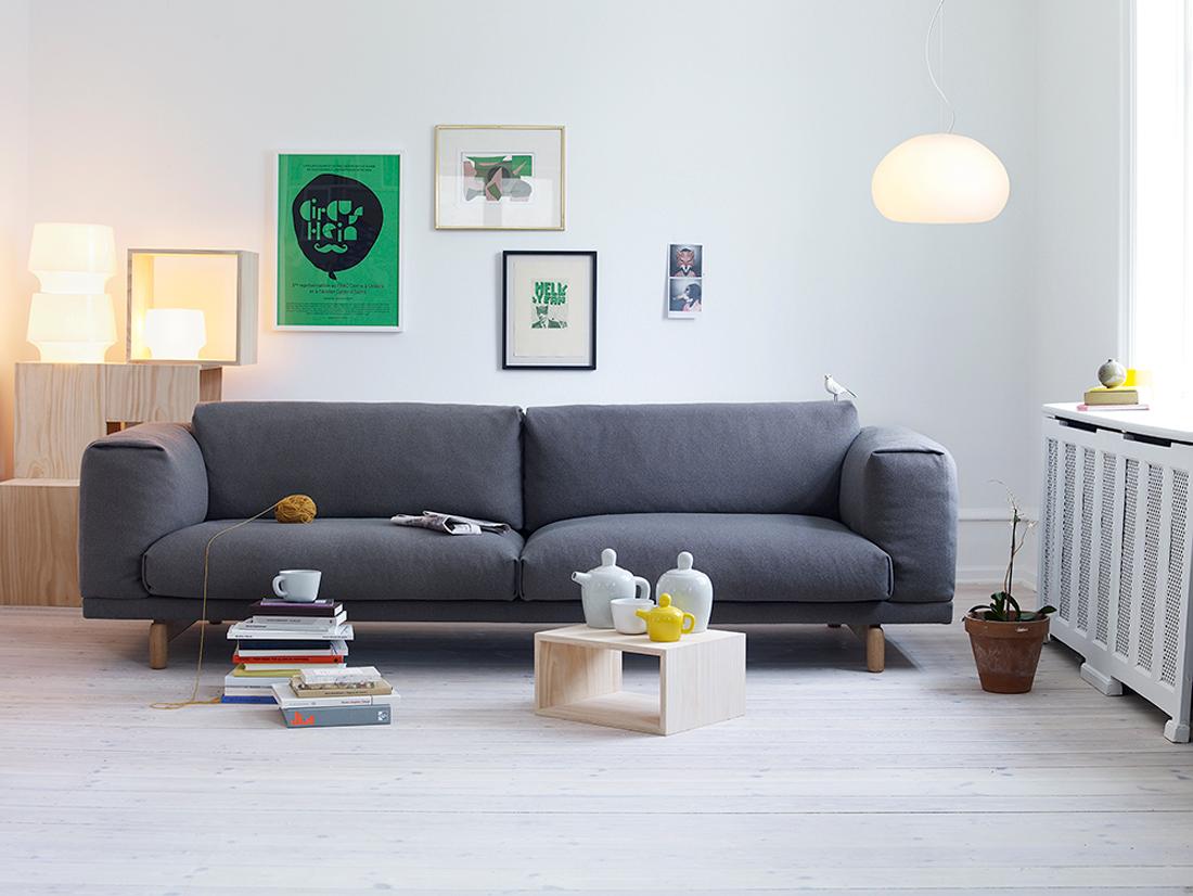 Grauer Zweisitzer im natürlichen Wohnzimmer #couchtisch #grauessofa ©Muuto
