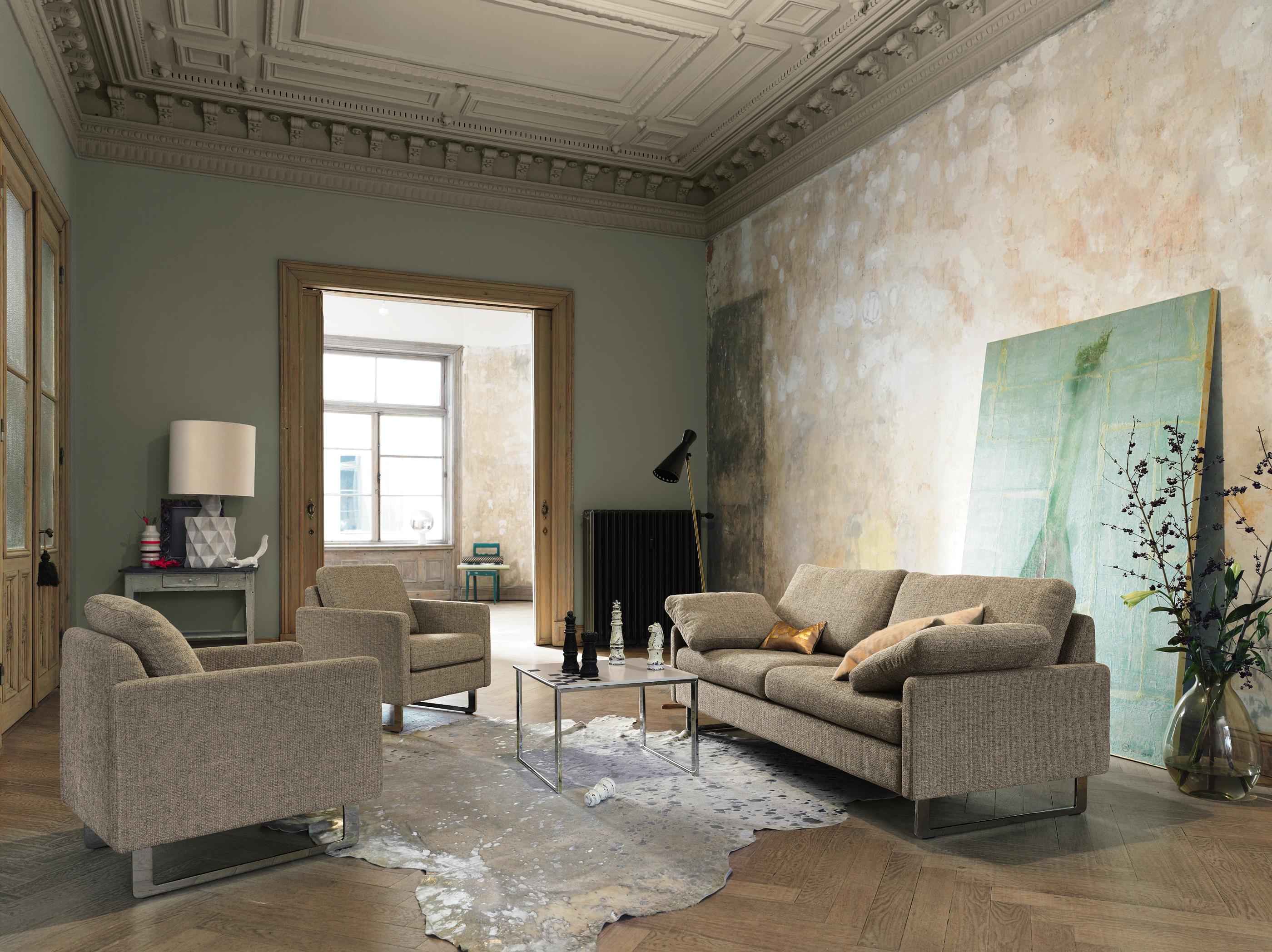 Graues Sofa kunstvoll inszeniert #couchtisch #beistelltisch #designermöbel #laminat #grauessofa #grauersessel #glasvase ©COR Sitzmöbel