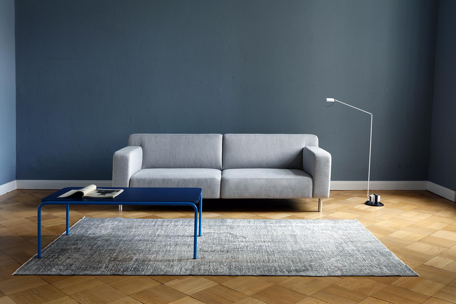 Graues Sofa mit grauem Teppich und Tisch in blau #teppich #grauessofa ©Sitzfeldt