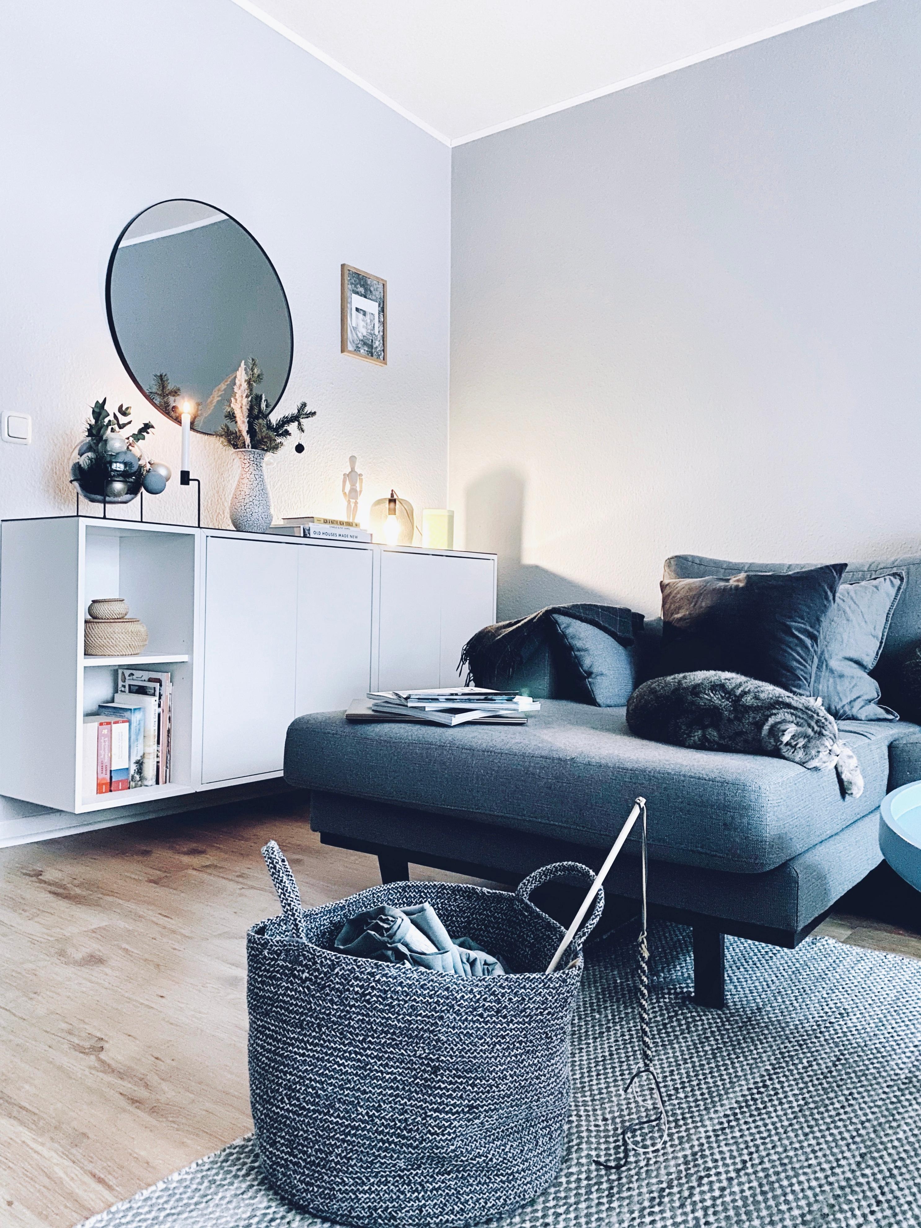 Greylover 🖤
#interior #scandinaviandesign #mynordicroom #mynordichome #livingroom #xmasiscoming #xmasdecorations #hygge