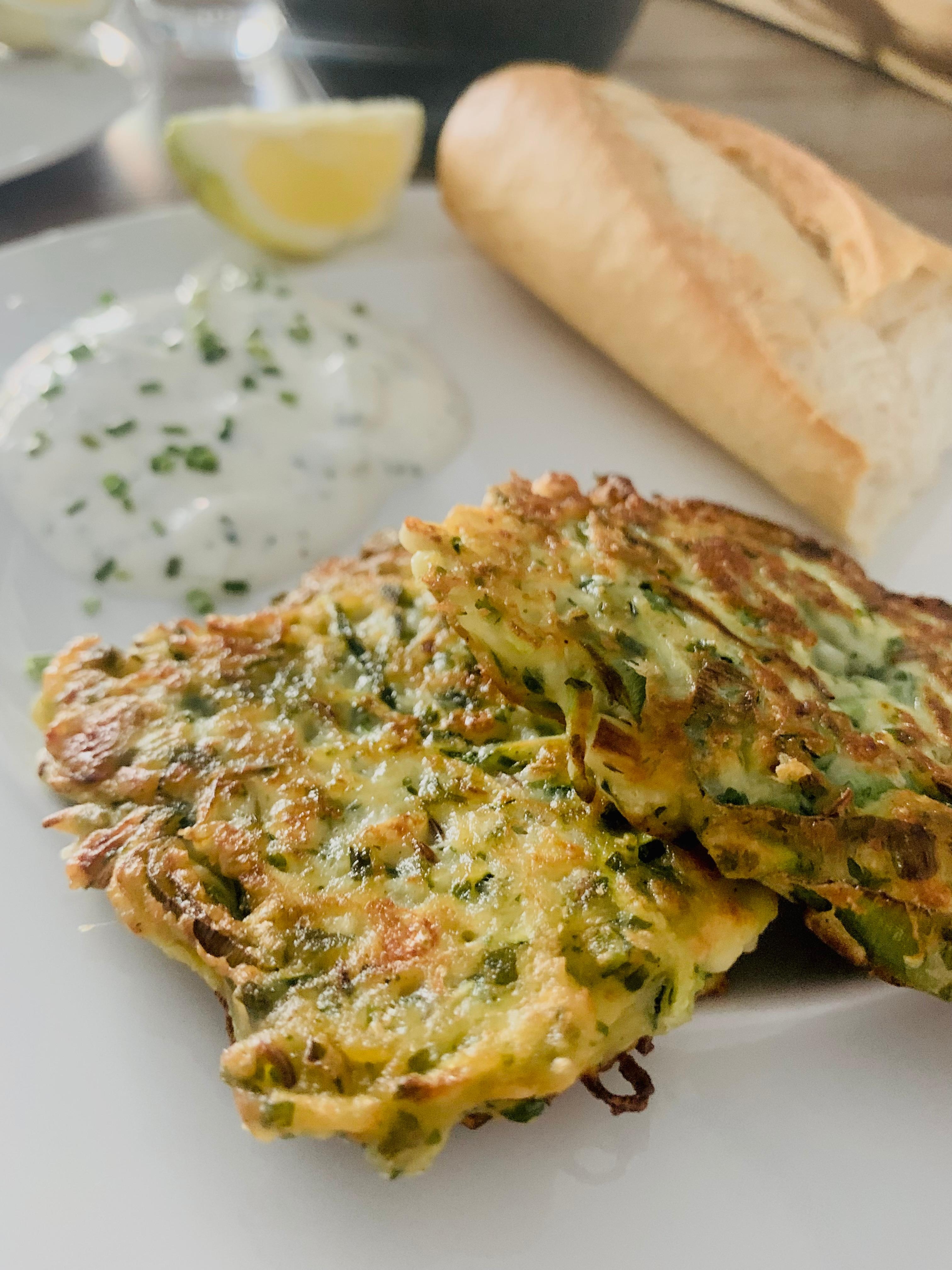 Griechisches Essen für Zuhause 
Zucchini mit BIOfeta 
#zucchini #puffer #food #kochen #teller #rezept #malteskitchen 