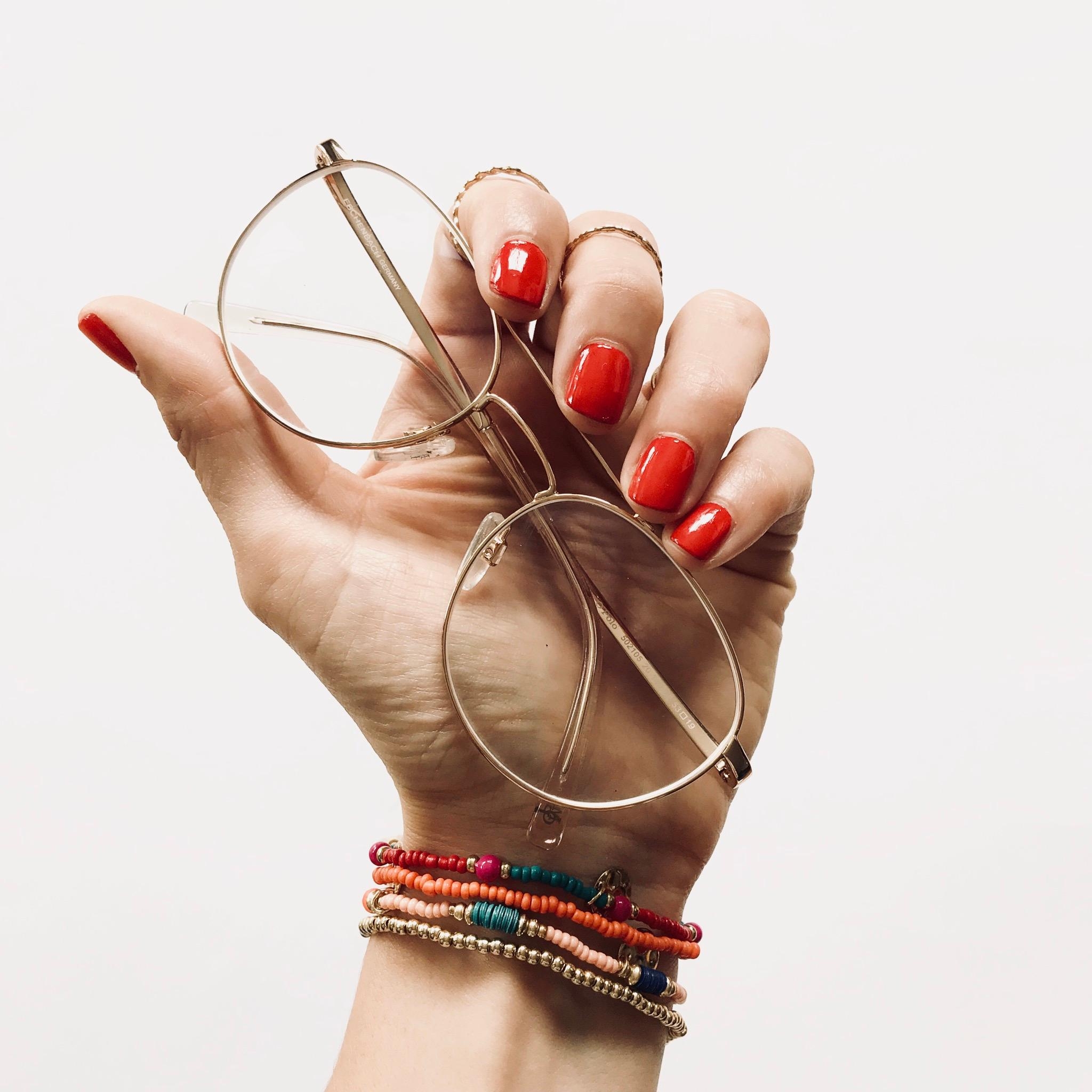 Große Brillenliebe.
#brille #accessoires #nagellack #sommer #fashion #gold