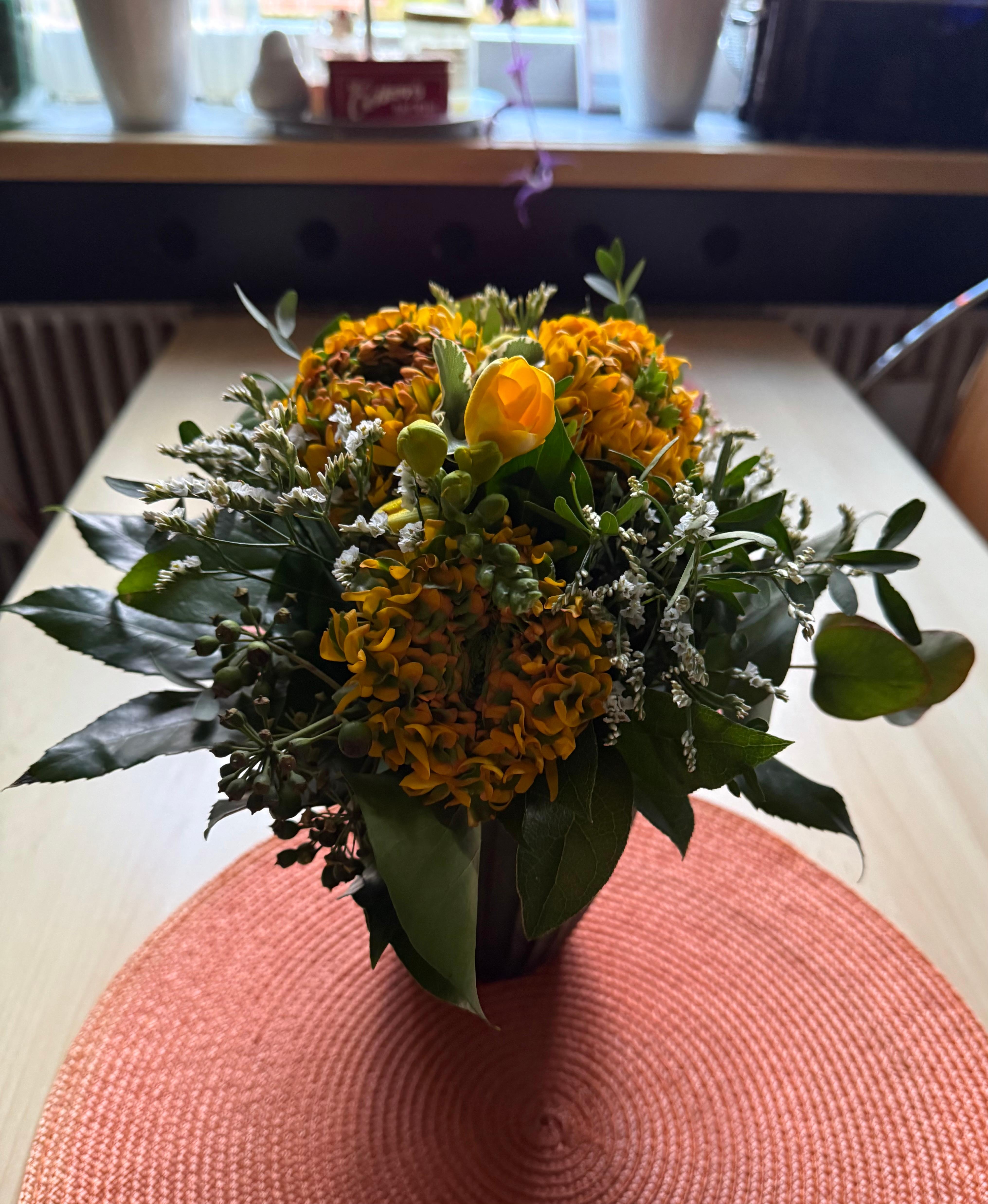 Große Freude, wenn man von seinem Friseur unerwartet Blumen bekommt 🤩. Dankeschön 🥰