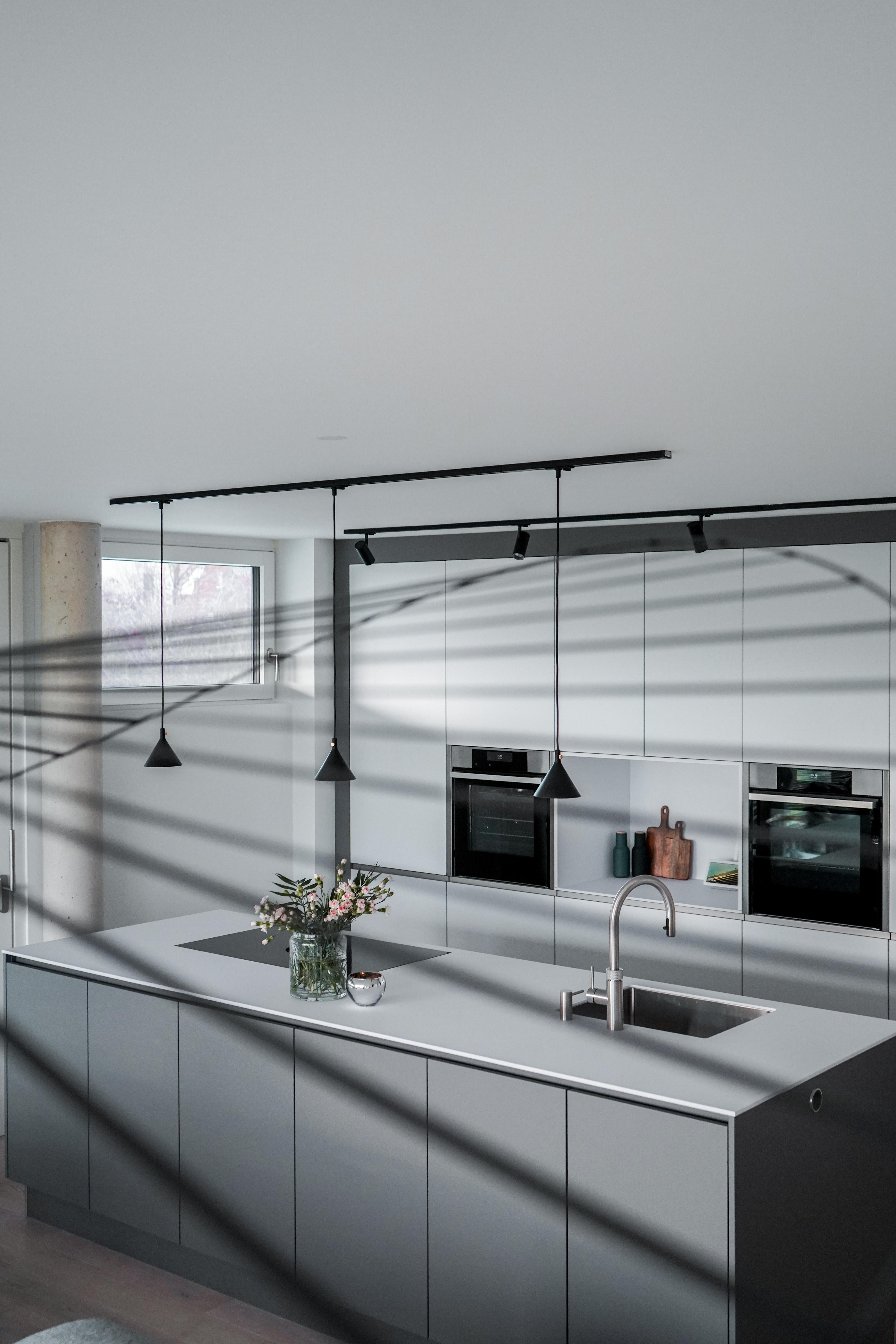 Große Küchen und Lampen Liebe 🤍
#kitchendesign #minimalismus #vertigolamp #scandistyle