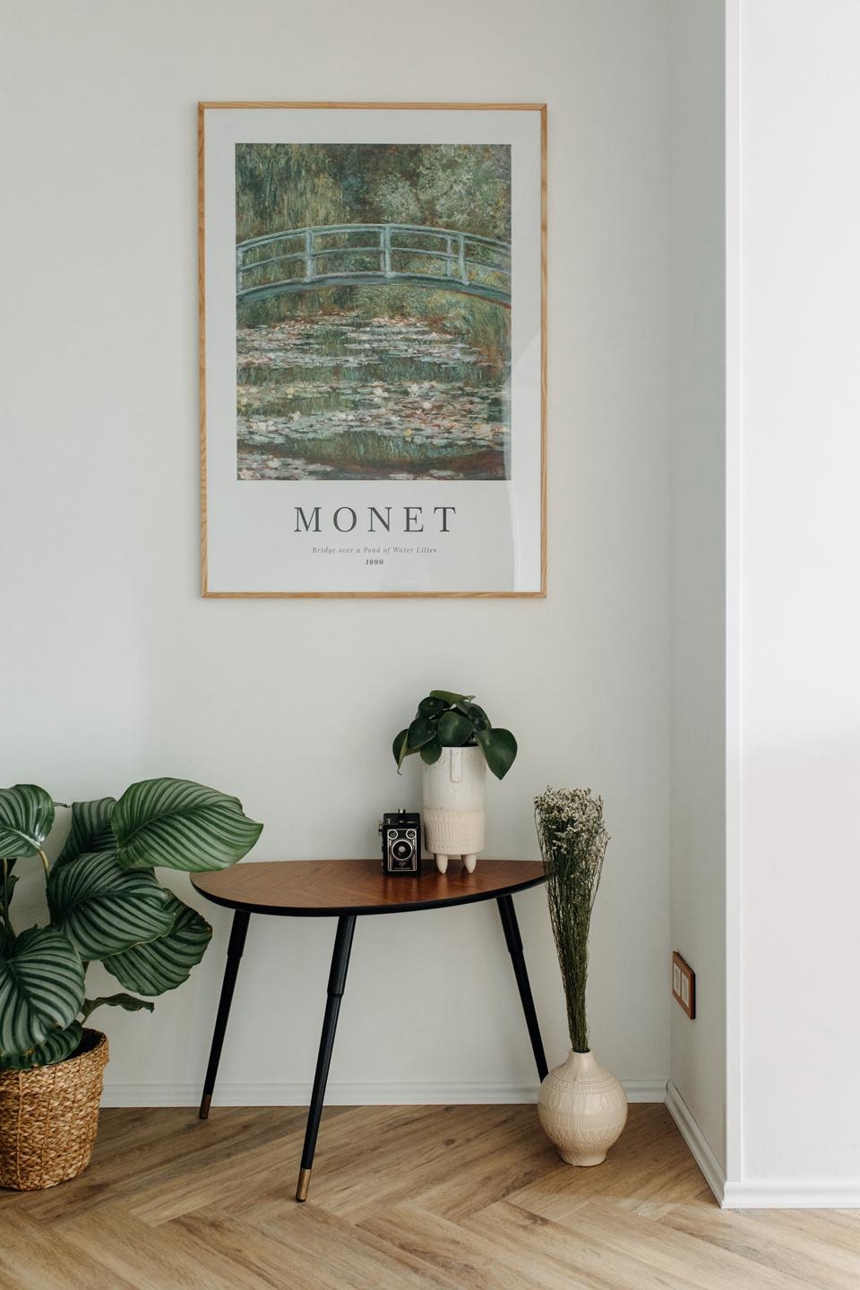 Große Monet-Liebe nun im Wohnzimmer :) #wohnzimmer #wandgestaltung #couchliebt #bohostyle #zimmerpflanze