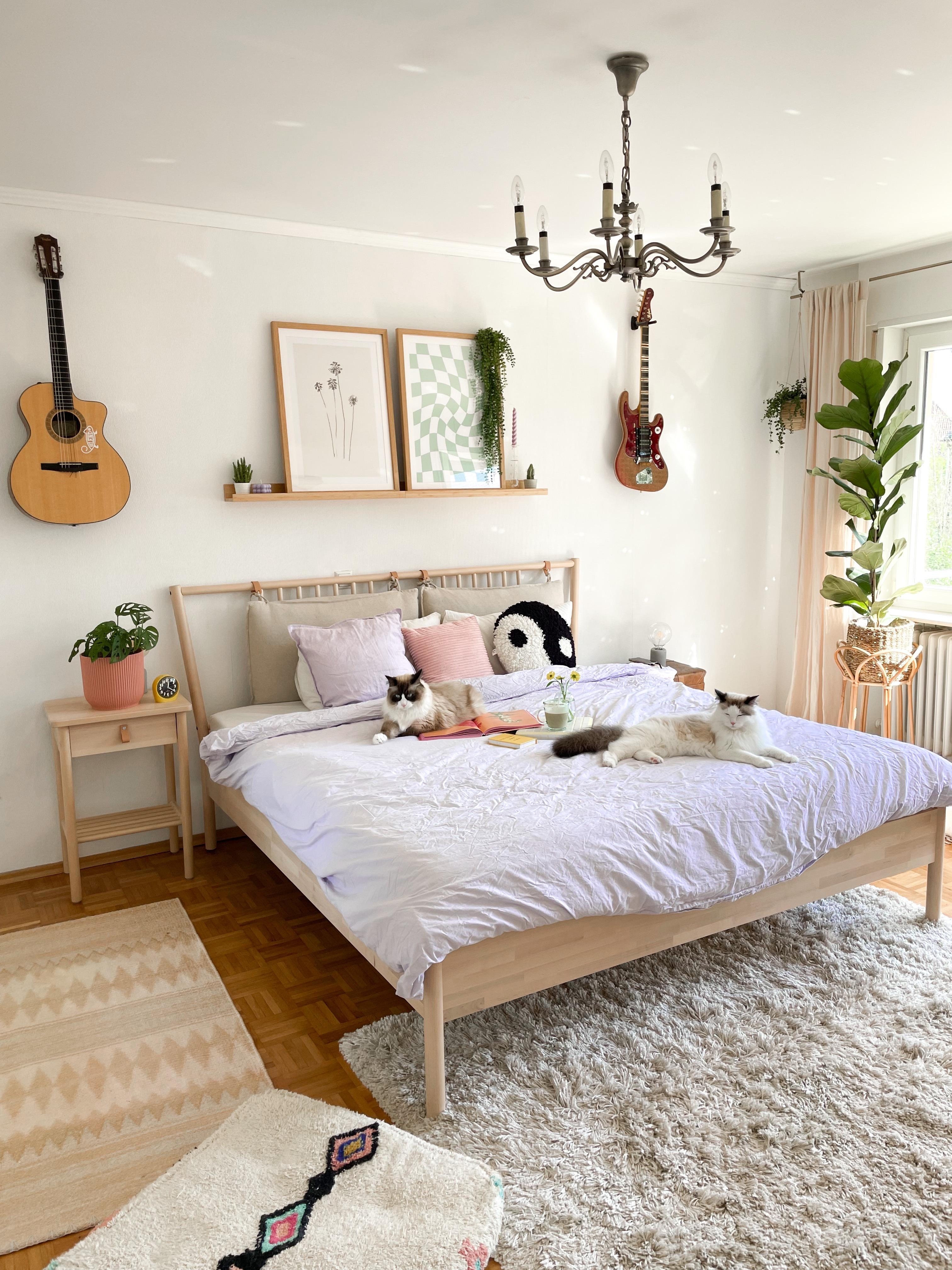 große #Schlafzimmer Liebe - und auch hier dürfen die #Kater und natürlich viel #Farbe nicht fehlen #danishpastel #scandi