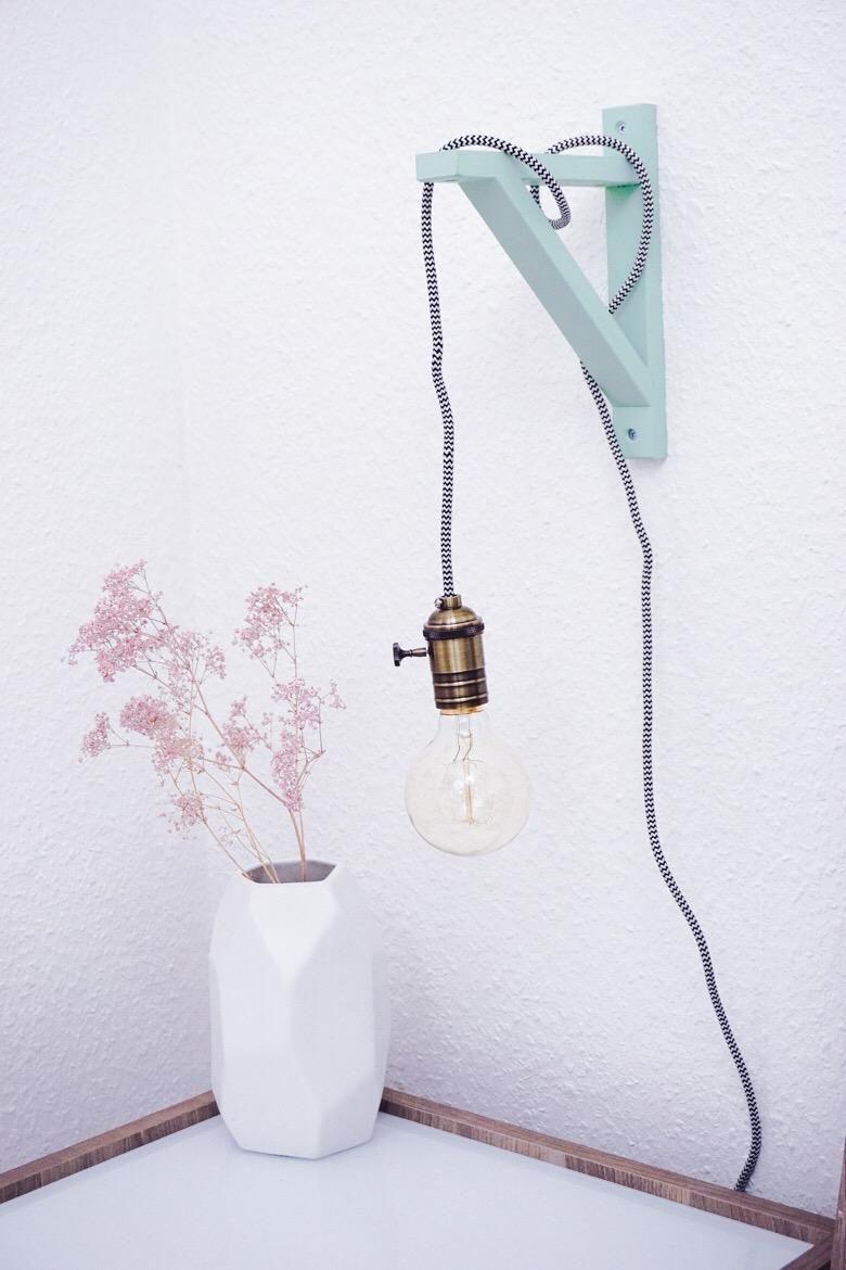 Große Vintage Glühbirnen-Liebe: Das DIY dazu gibt's auf dem Blog
#DIYweek #DIYlampe #DIY #vintage