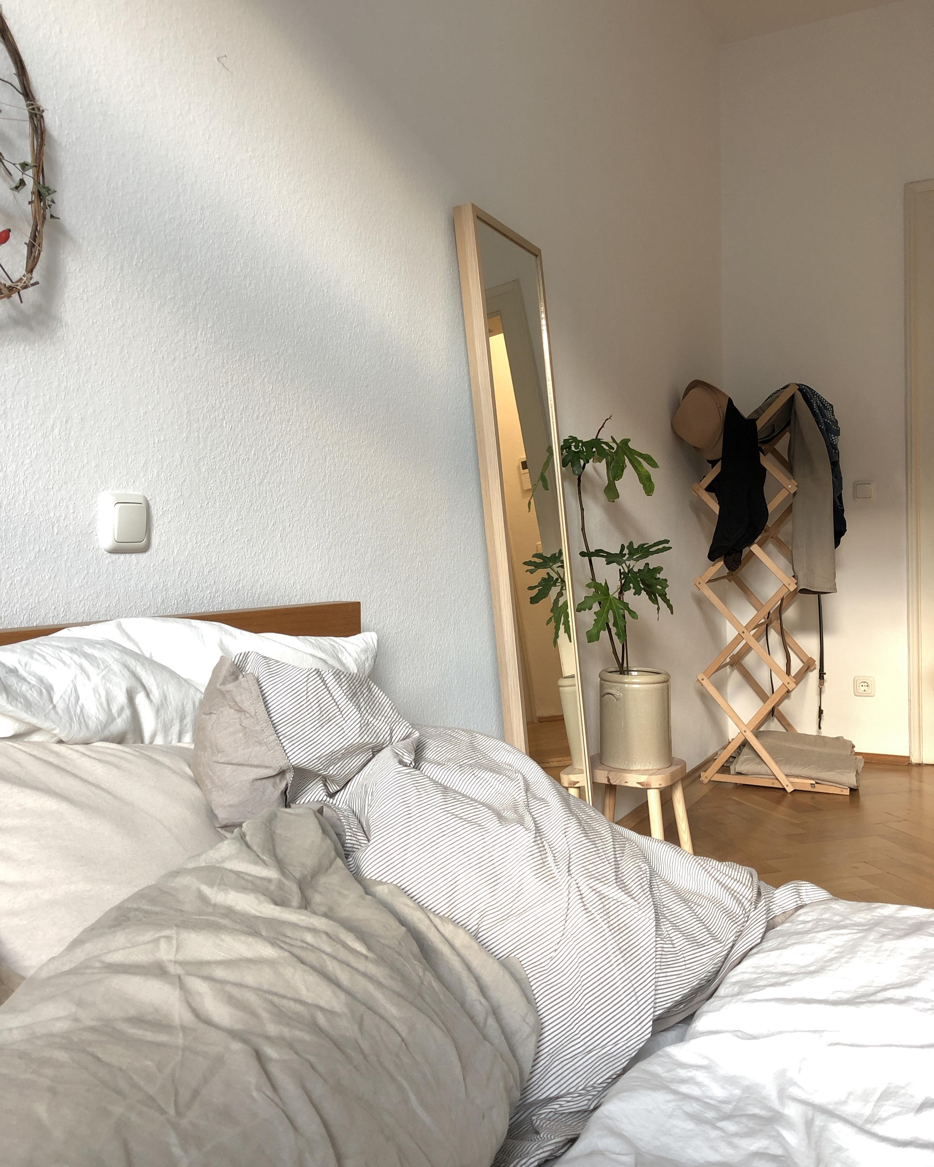 Grosse Vorfreude aufs #bett. #schlafzimmer #minimalistisch #gemütlich #altbauwohnung 