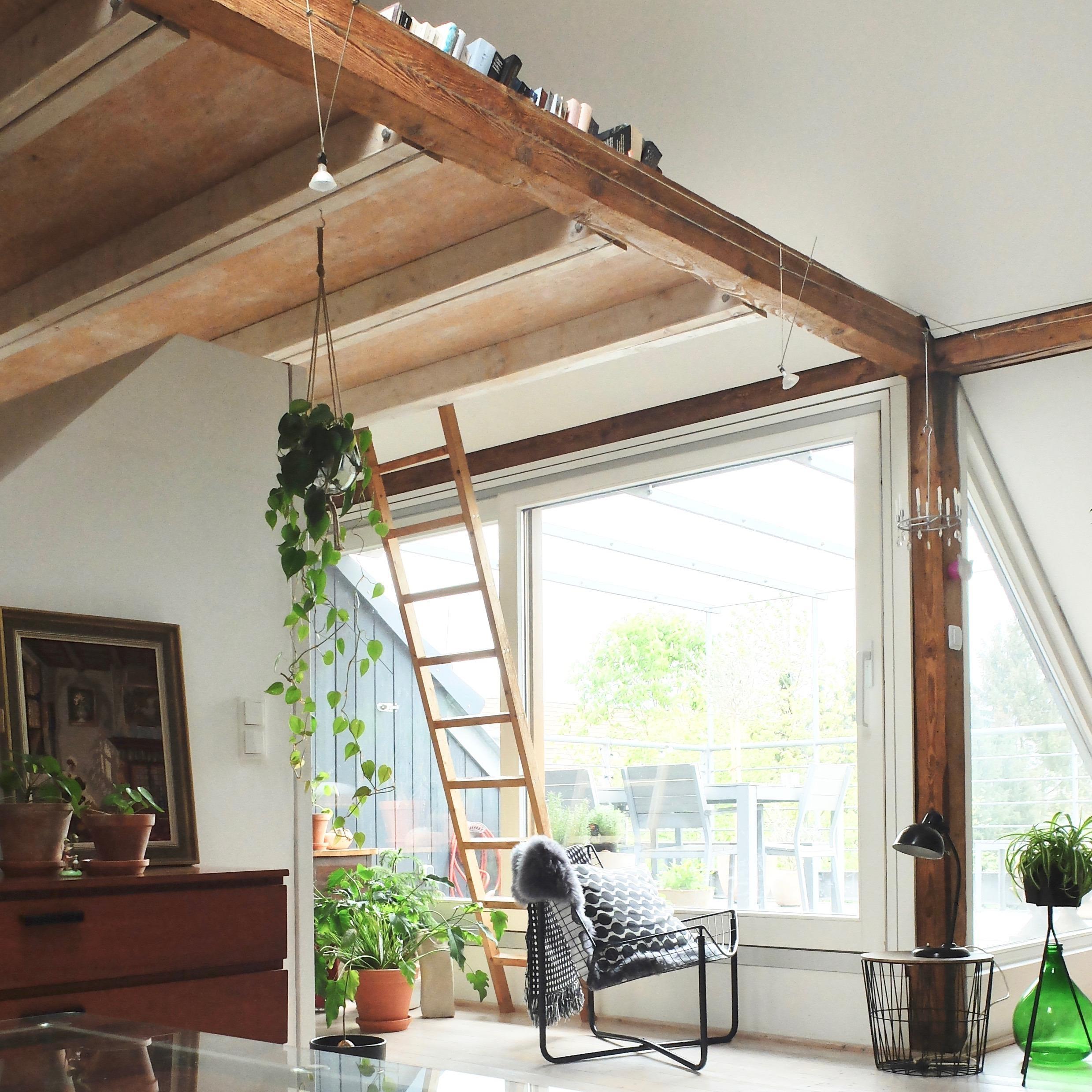 grosse wohnzimmerliebe #blick ins #grüne #empore #loggia #ausgebauterdachboden #järpen #vintage #plants