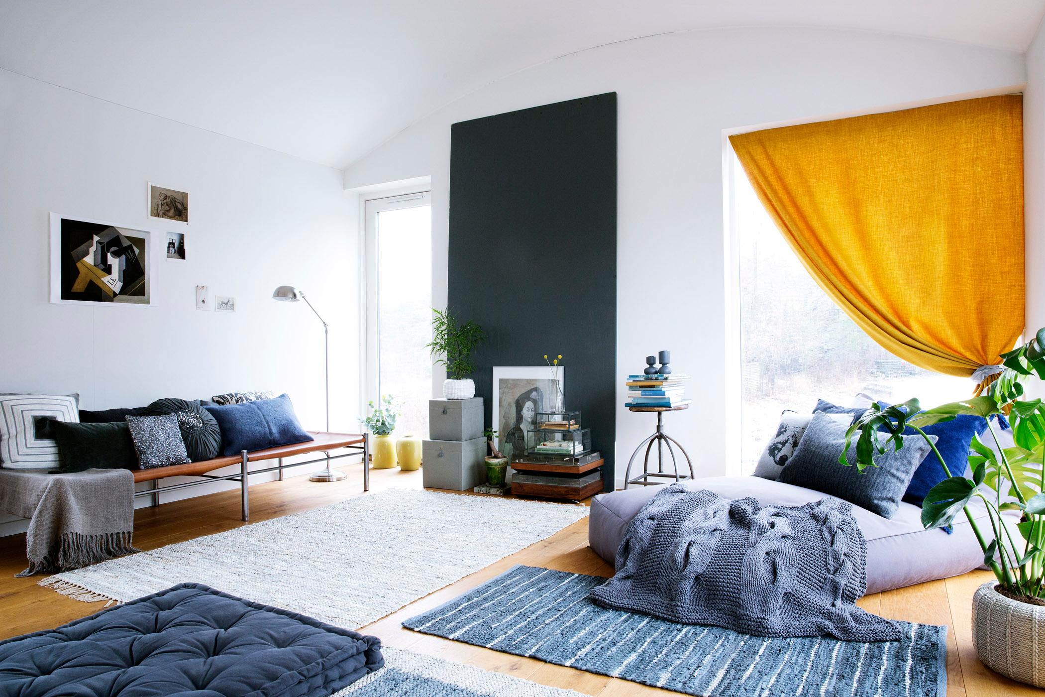 Großes Schlafzimmer mit Liege #beistelltisch #hocker #teppich #stehlampe #gardine #aufbewahrungsbox ©Broste Copenhagen