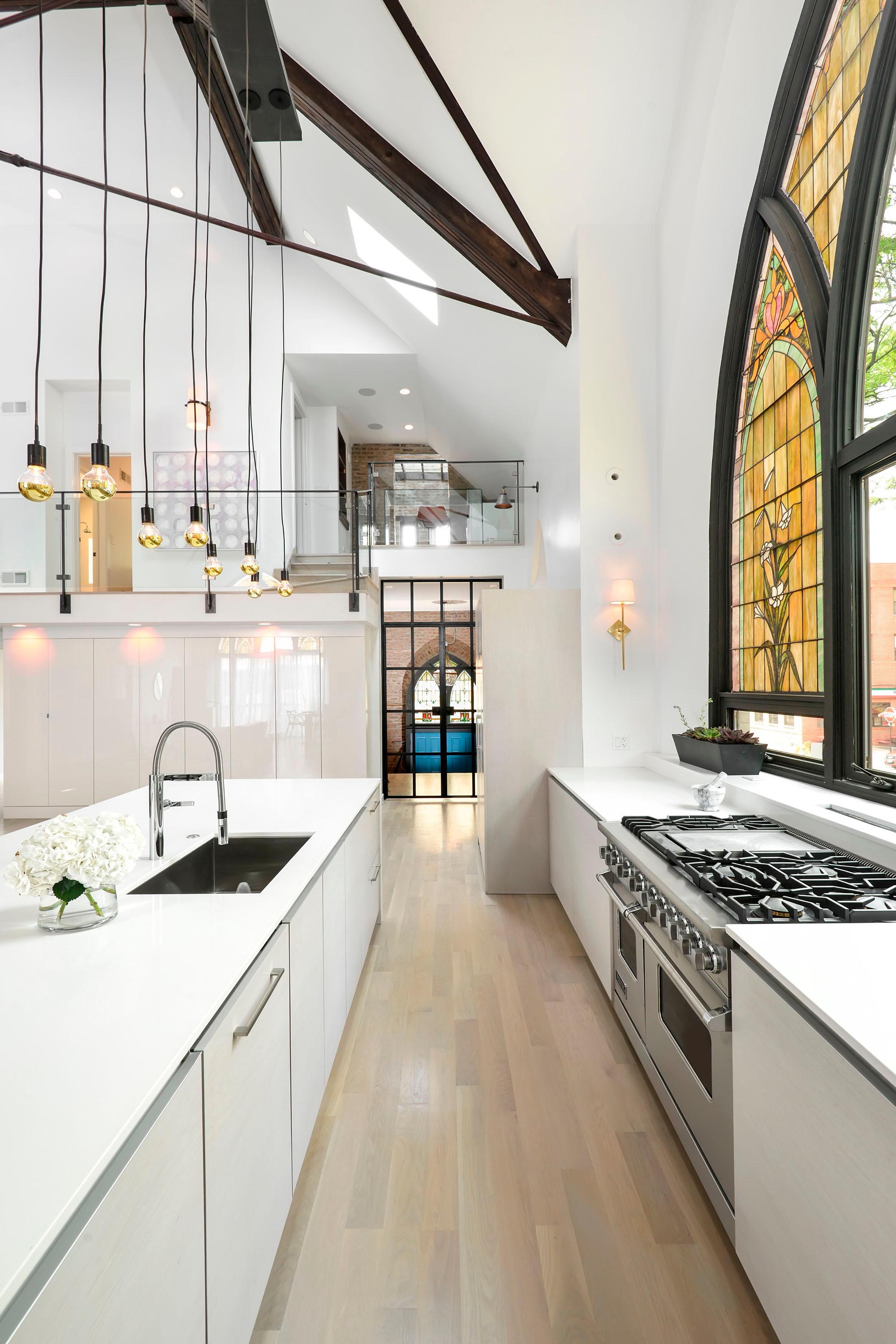 Großzügige Küche in einer Kirche in Chicago #küche #kücheninsel ©Scarfano Architects/Jim Tschetter