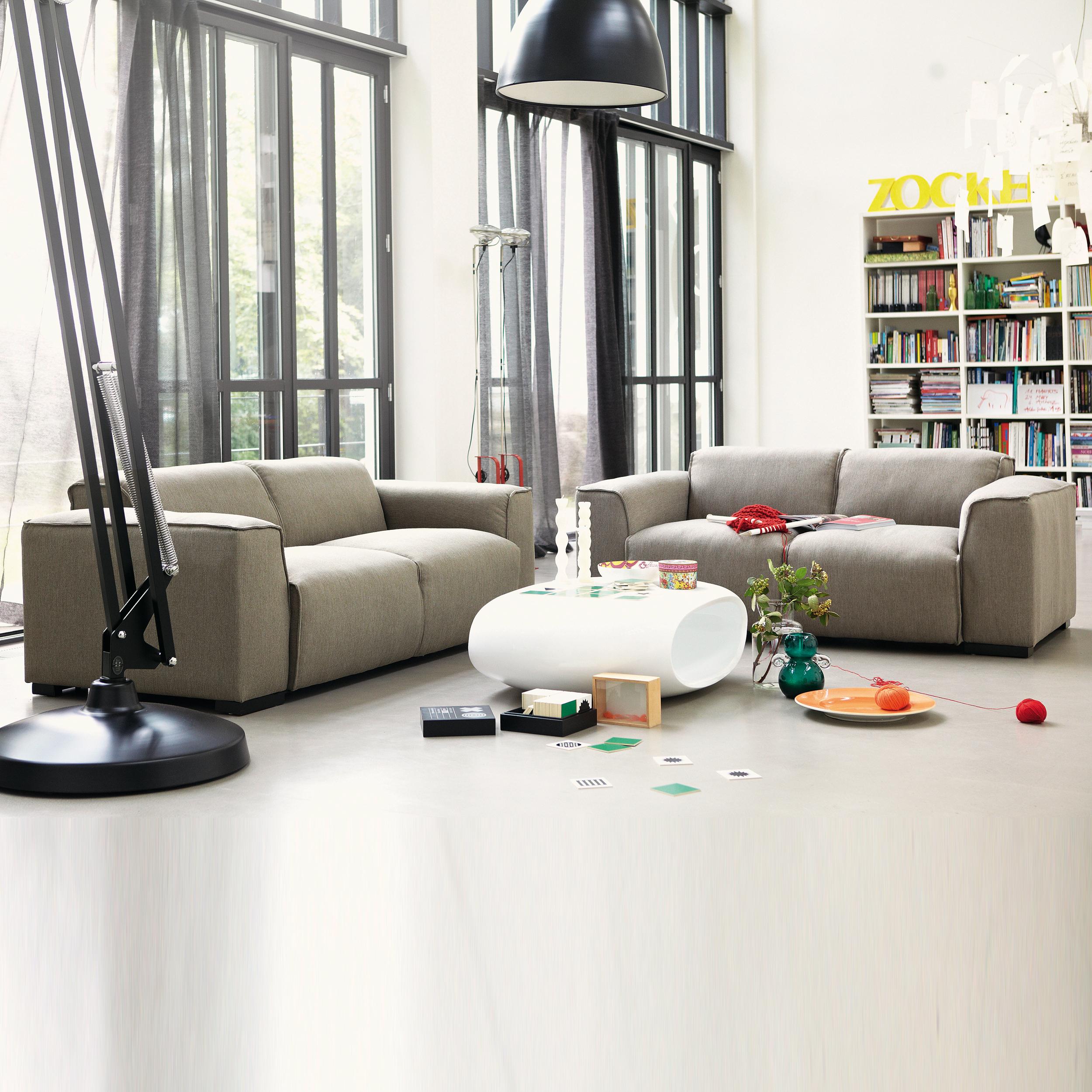 Großzügige Wohlfühlmöbel mit weichem Sitzkomfort bei ikarus #couchtisch #wohnzimmer #sofa #sofalandschaft #weißercouchtisch #relaxsofa ©ikarus...design