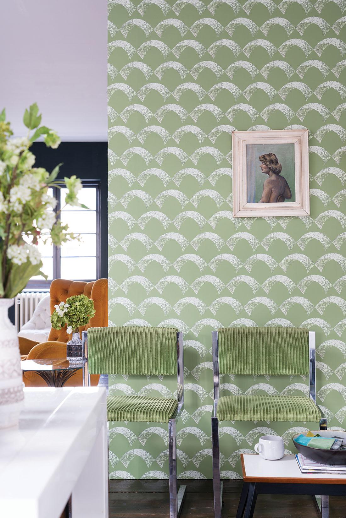 Grün gestaltetes Wohnzimmer mit gemusterter Tapete #wandgestaltung #mustertapete #farrow&ball ©Farrow & Ball