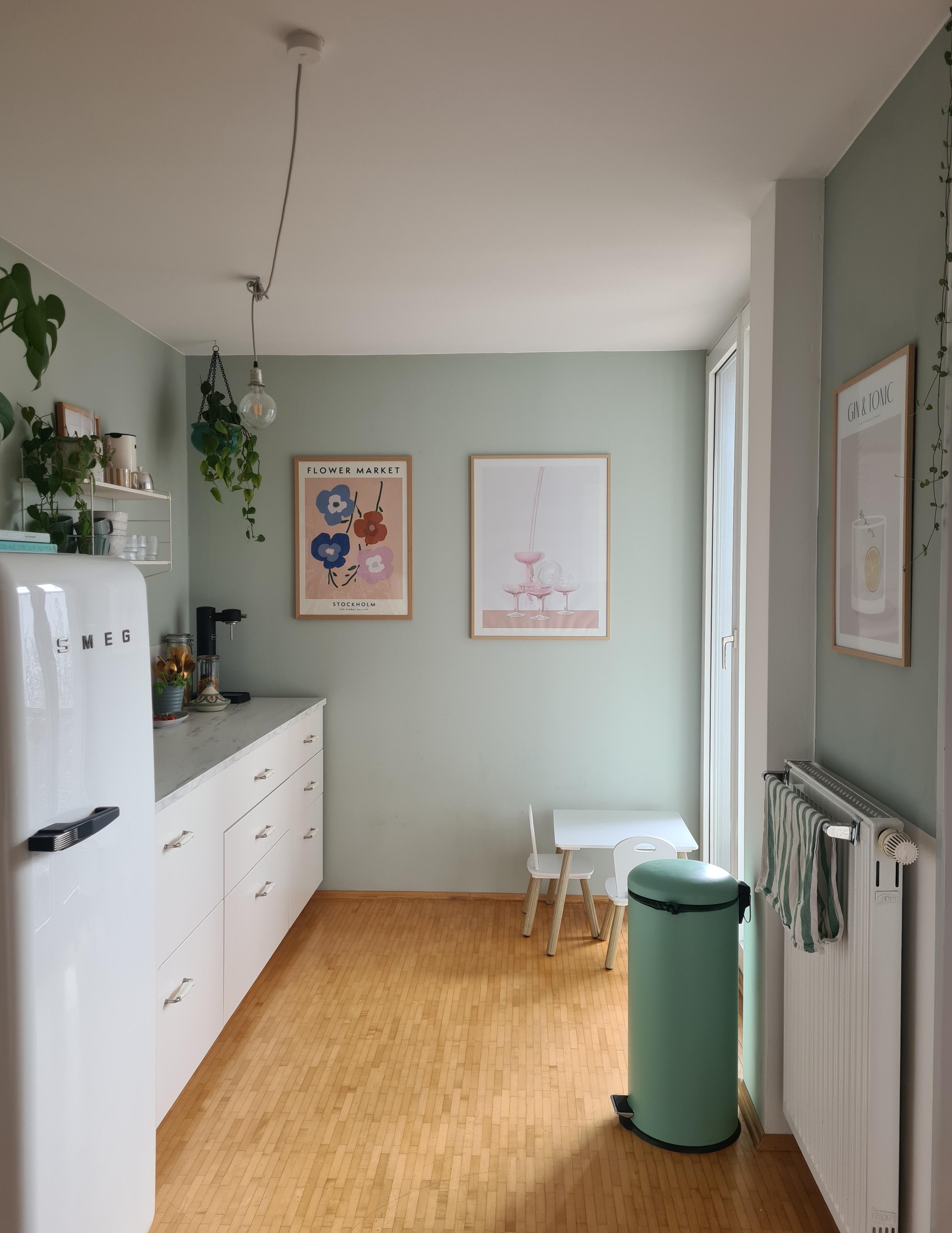 Grün, grün, grün sind alle meine Wände... #kleineküche #wandfarbe #weißeküche #poster #smeg #kühlschrank 