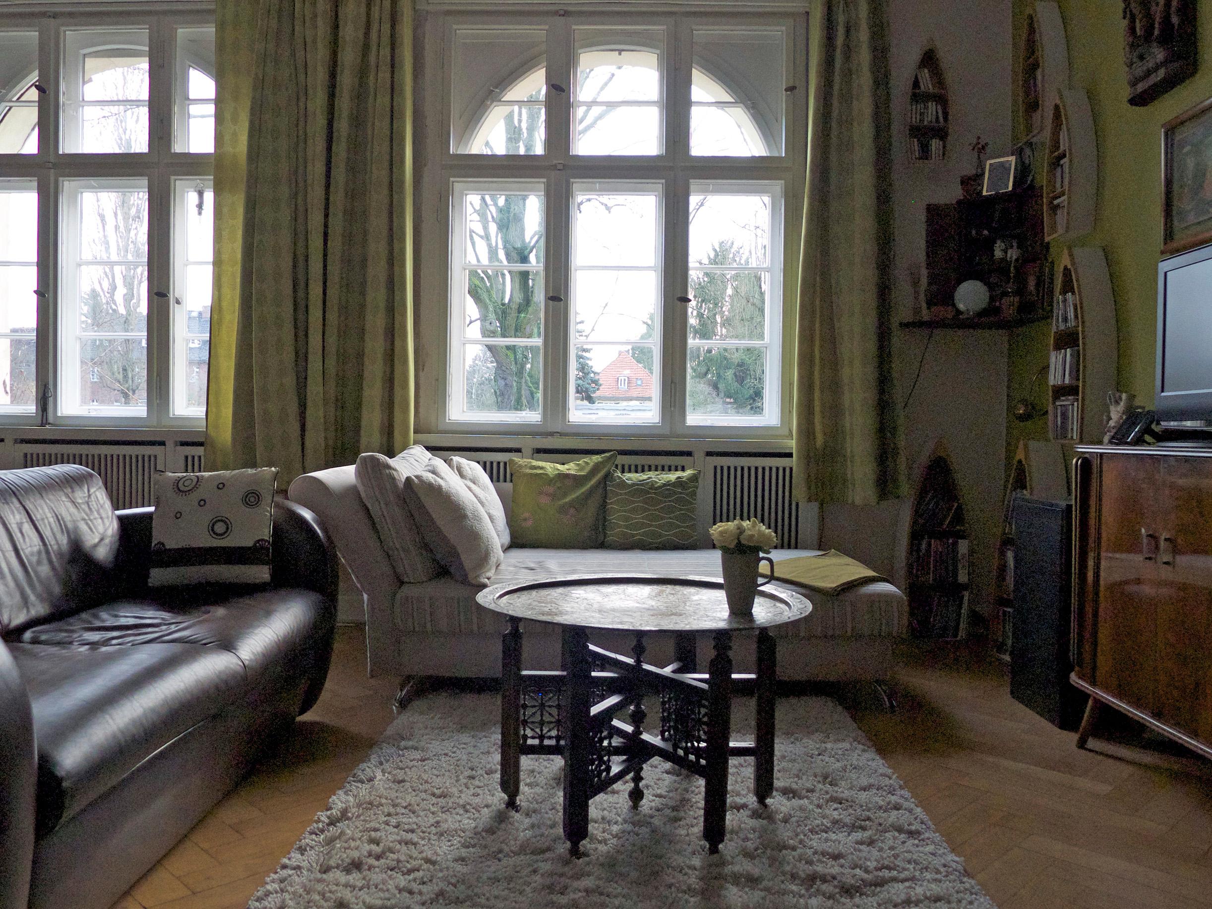 Grün im Wohnzimmer mit Ethno-Retro-Elementen #retro #wohnzimmer #kissen ©Guru-Shop