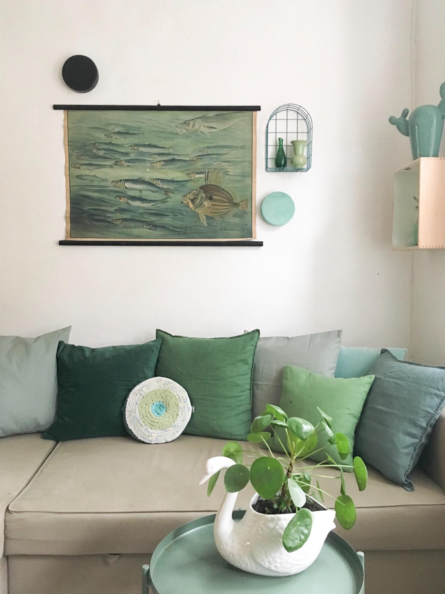 Grün ist und bleibt meine Lieblingsfarbe 💚🌱 #wohnzimmer #deko #couch #sofa #kissenliebe