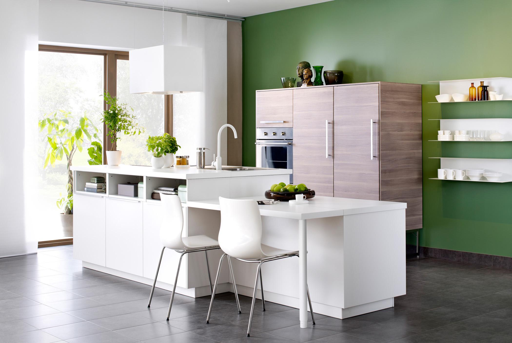 Grüne Küchenwand #ikea #kücheninsel #küchenblock #grauefliesen #grünewandfarbe #weißekücheninsel ©Inter IKEA Systems B.V.