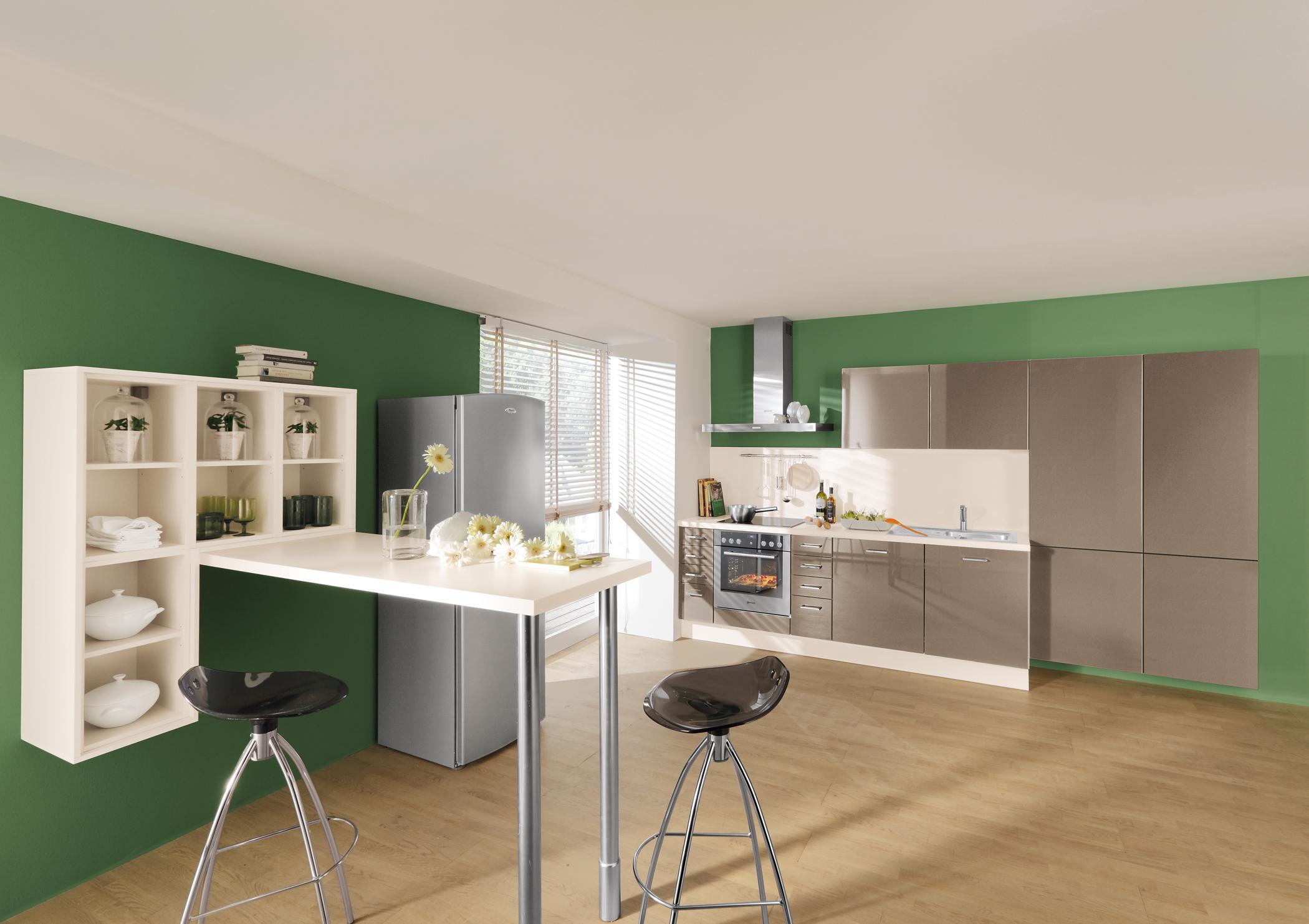 Grüne Wände in der Küche #barhocker #wandregal #grüntapete ©impuls Küchen/Alno AG