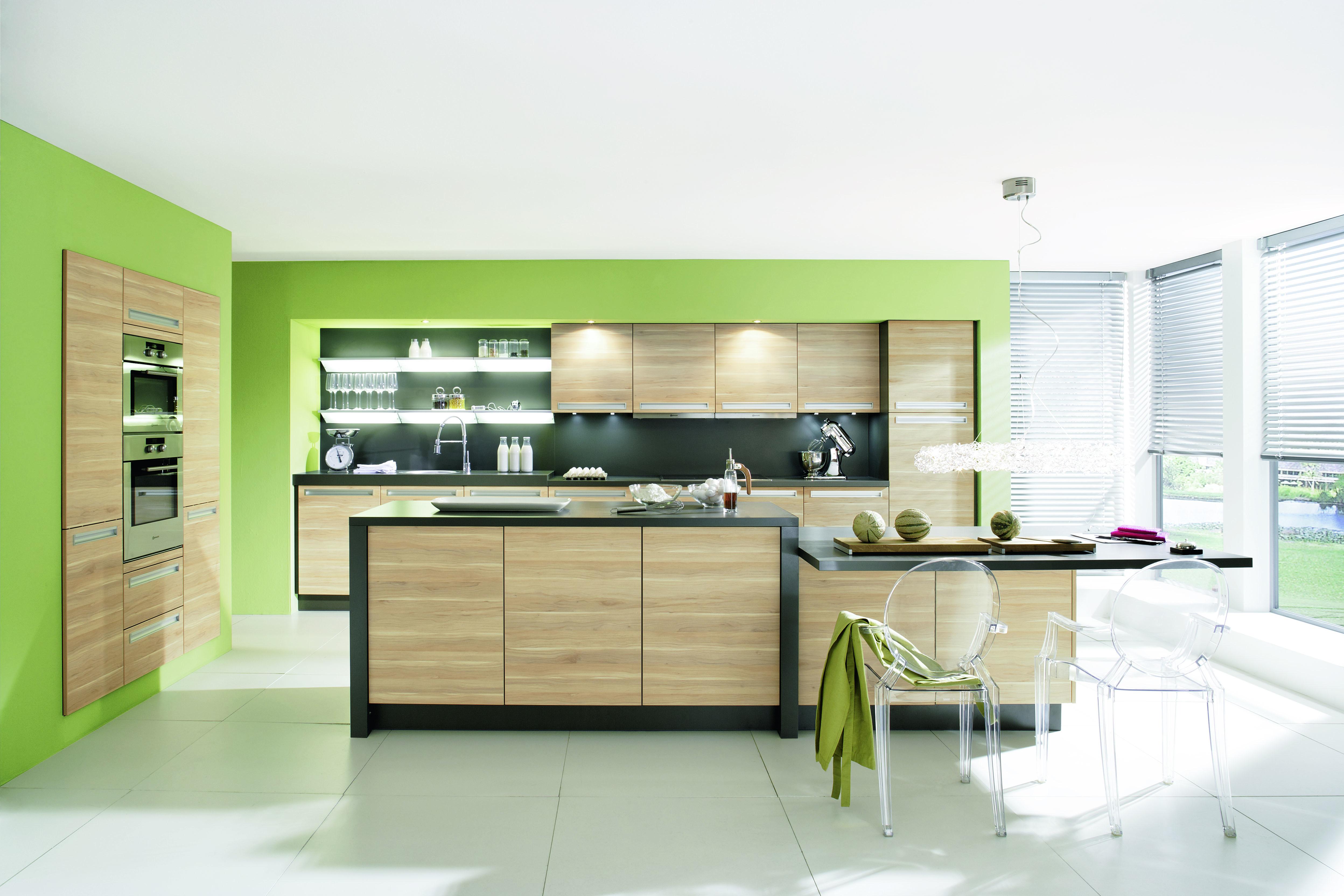 Grüne Wandfarbe für die Küche #transparenterstuhl #grünewandfarbe ©Alno